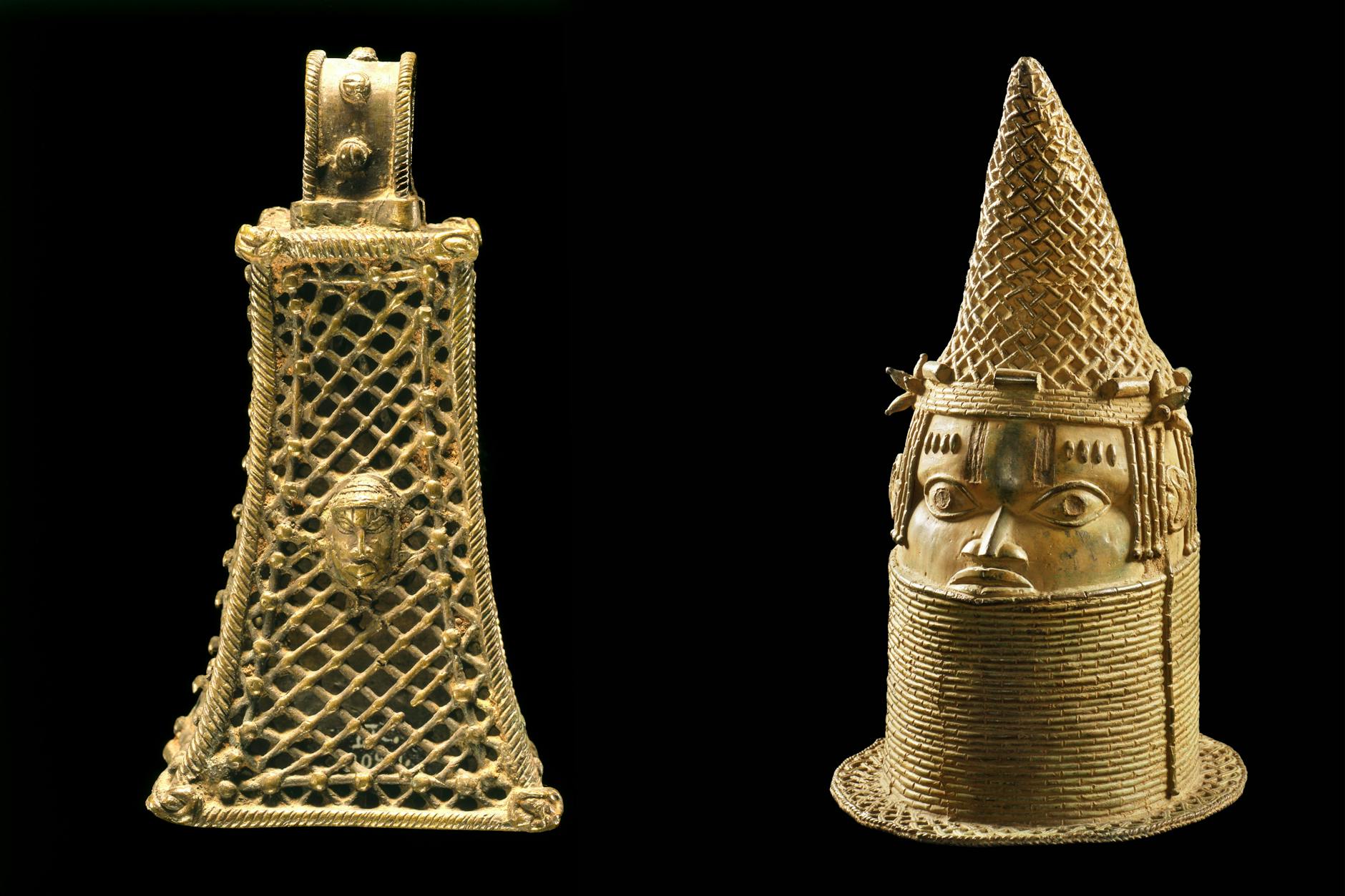 Eine Glocke, links, und ein Gedenkkopf eines Königs aus dem Königreich Benin