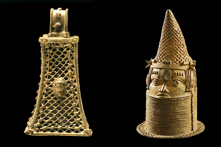 Eine Glocke, links, und ein Gedenkkopf eines Königs aus dem Königreich Benin