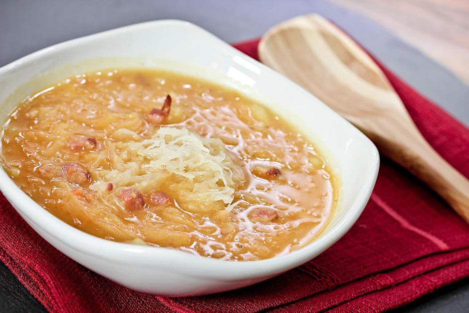 Deftige Sauerkrautsuppe ist gesund und tut der Figur gut.&nbsp;