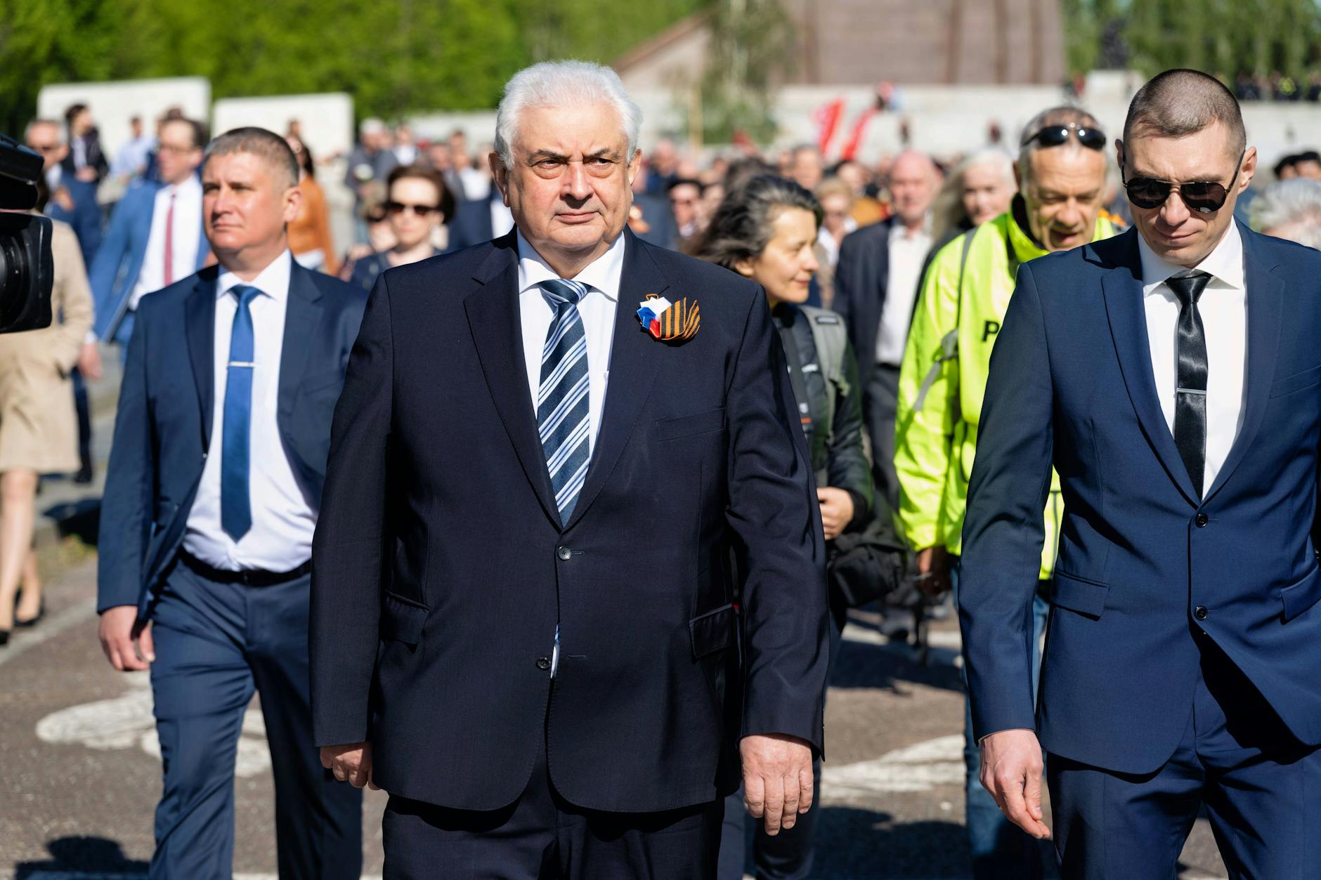 Russland Botschafter Sergei Nechaev besucht das Ehrenmal.