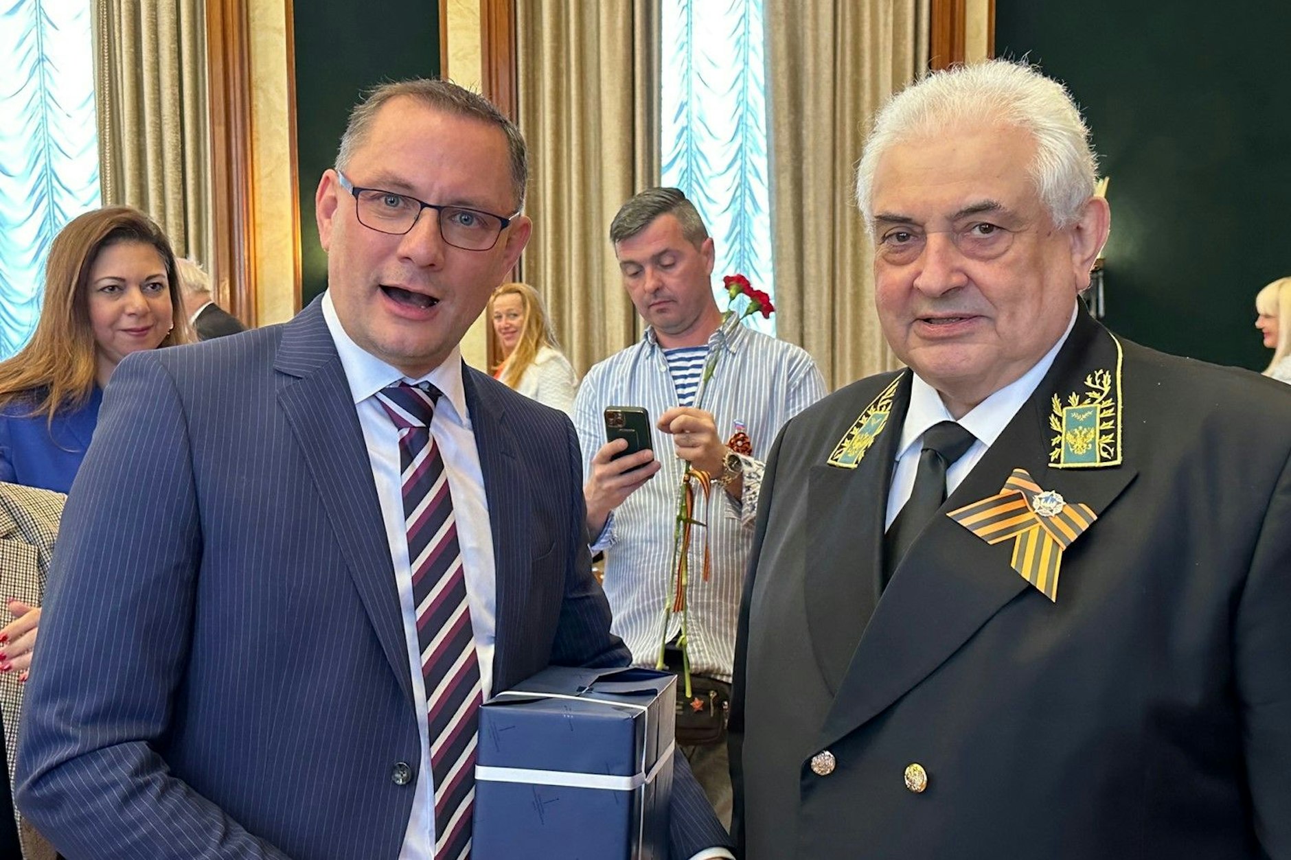 Der AfD-Vorsitzende Tino Chrupalla überreicht dem russischen Botschafter in Deutschland, Sergej Netschajew, ein Geschenk.