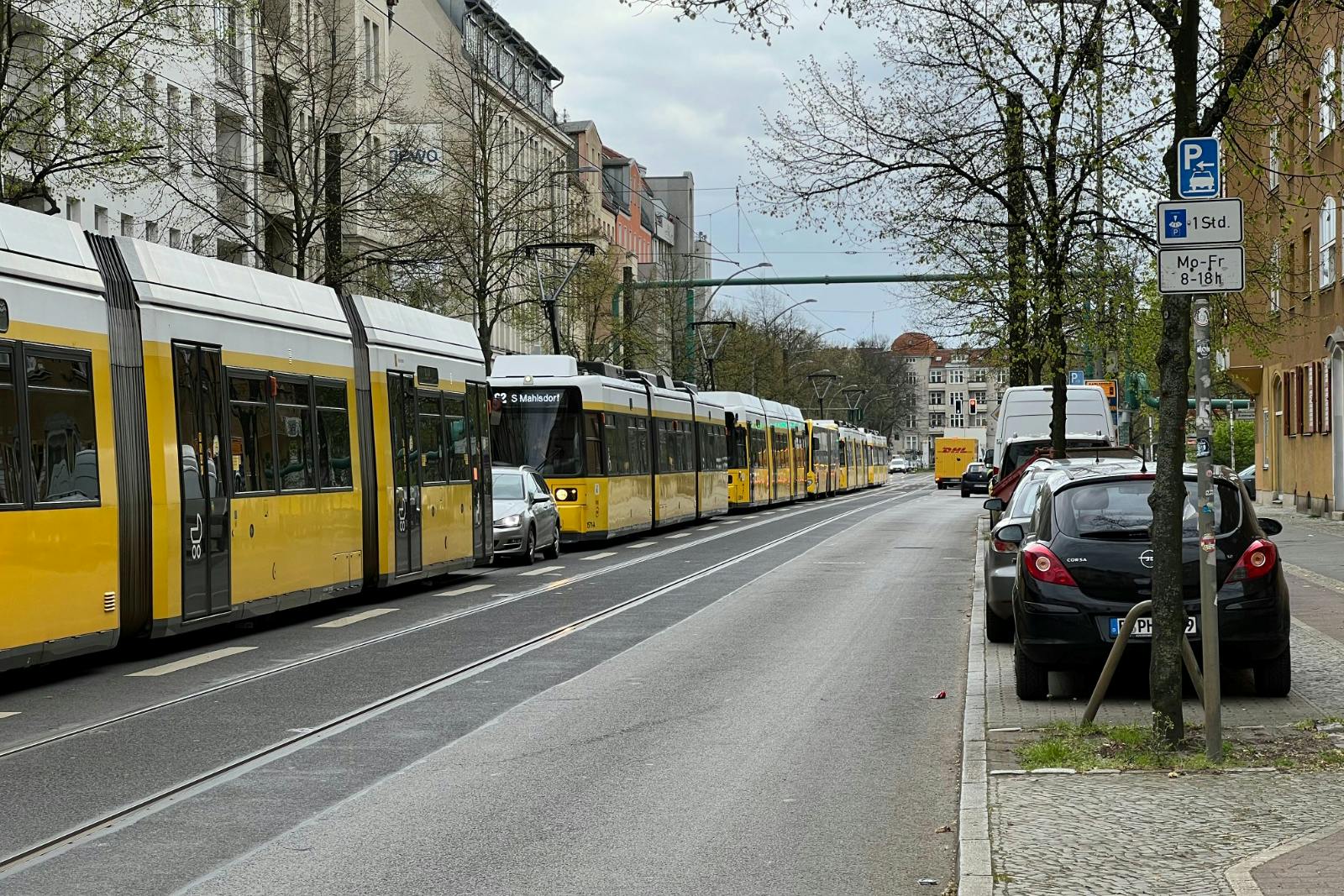 Welche Straßenbahn hätten Sie denn gern? Auch für die Tram ist die Bahnhofstraße in Köpenick eine Staufalle.
