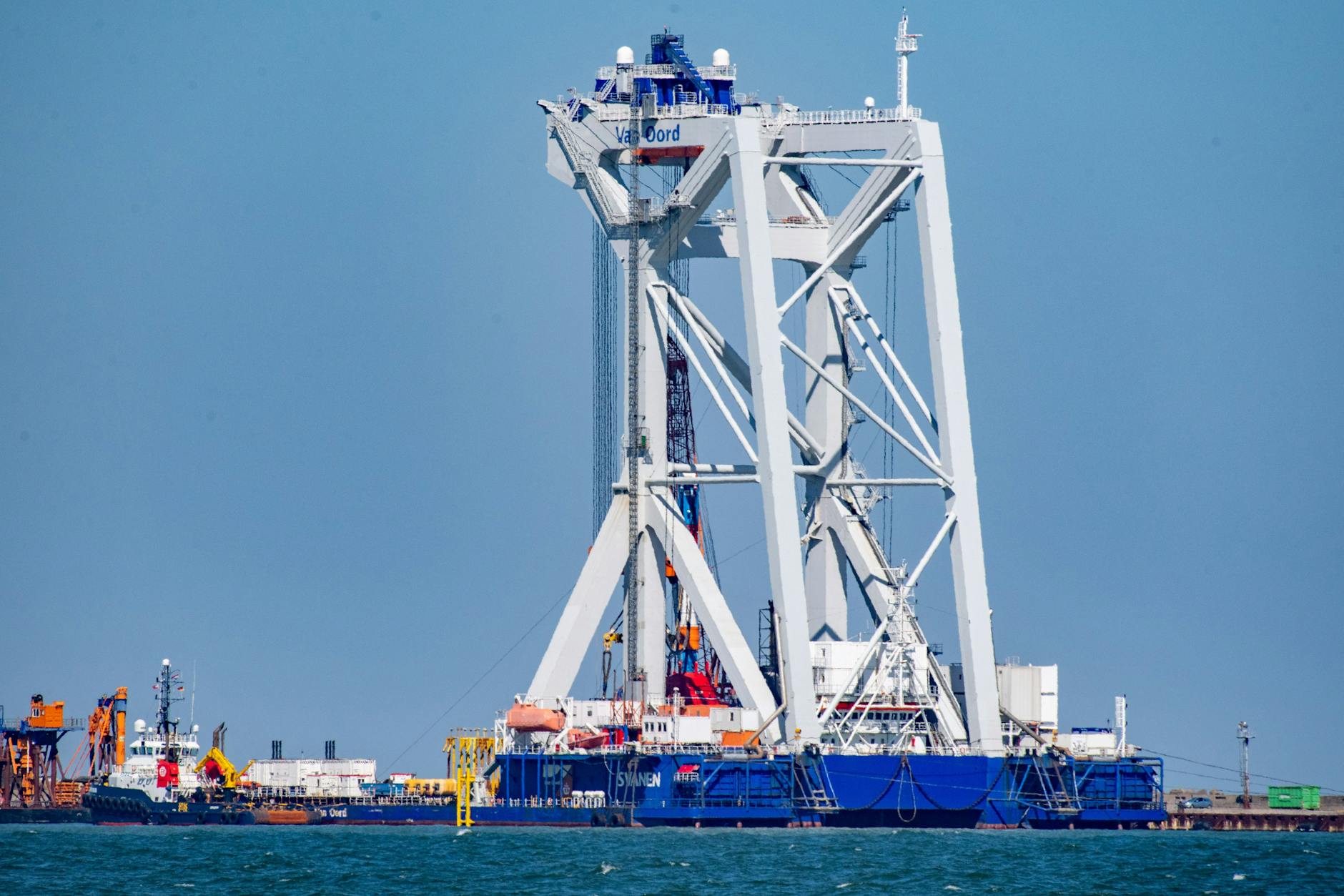 Ein Kranschiff im Hafen Mukran auf der Insel Rügen. Nach Angaben des Wirtschaftsministeriums von Mecklenburg-Vorpommern plant die Bundesregierung dort die Errichtung eines Terminals für Flüssigerdgas.