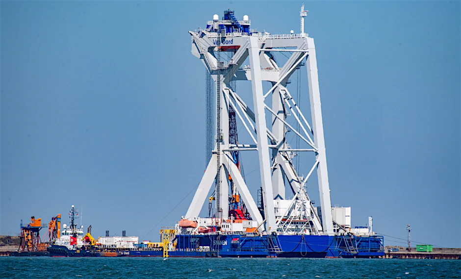 Ein Kranschiff im Hafen Mukran auf der Insel Rügen. Nach Angaben des Wirtschaftsministeriums von Mecklenburg-Vorpommern plant die Bundesregierung dort die Errichtung eines Terminals für Flüssigerdgas.
