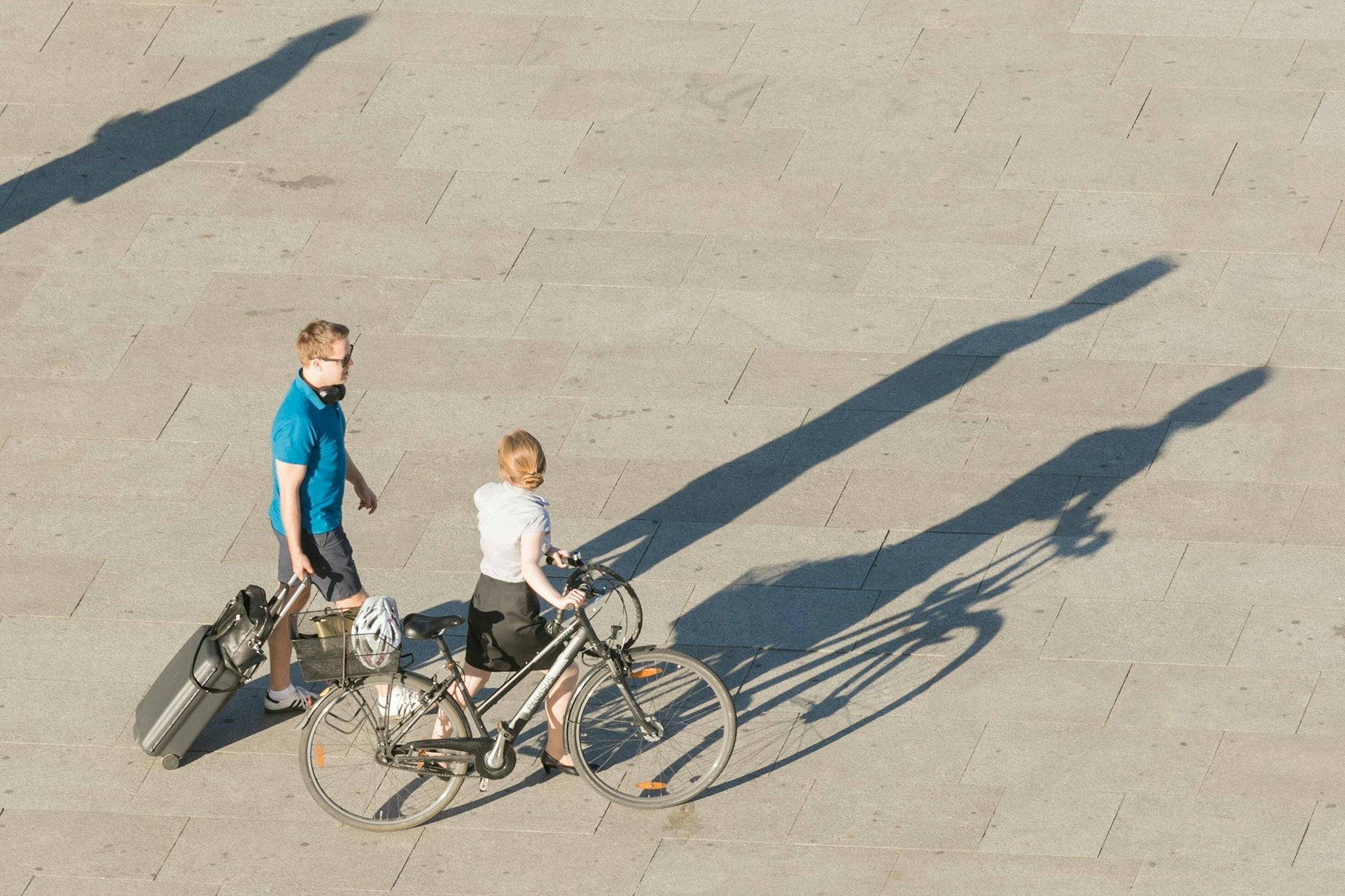 Eine Radfahrerin und ein Fußgänger unterhalten sich.