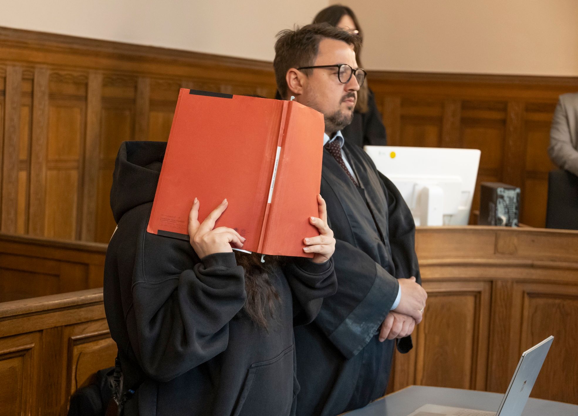 Schummel-Juristin log sich auf die Anklagebank