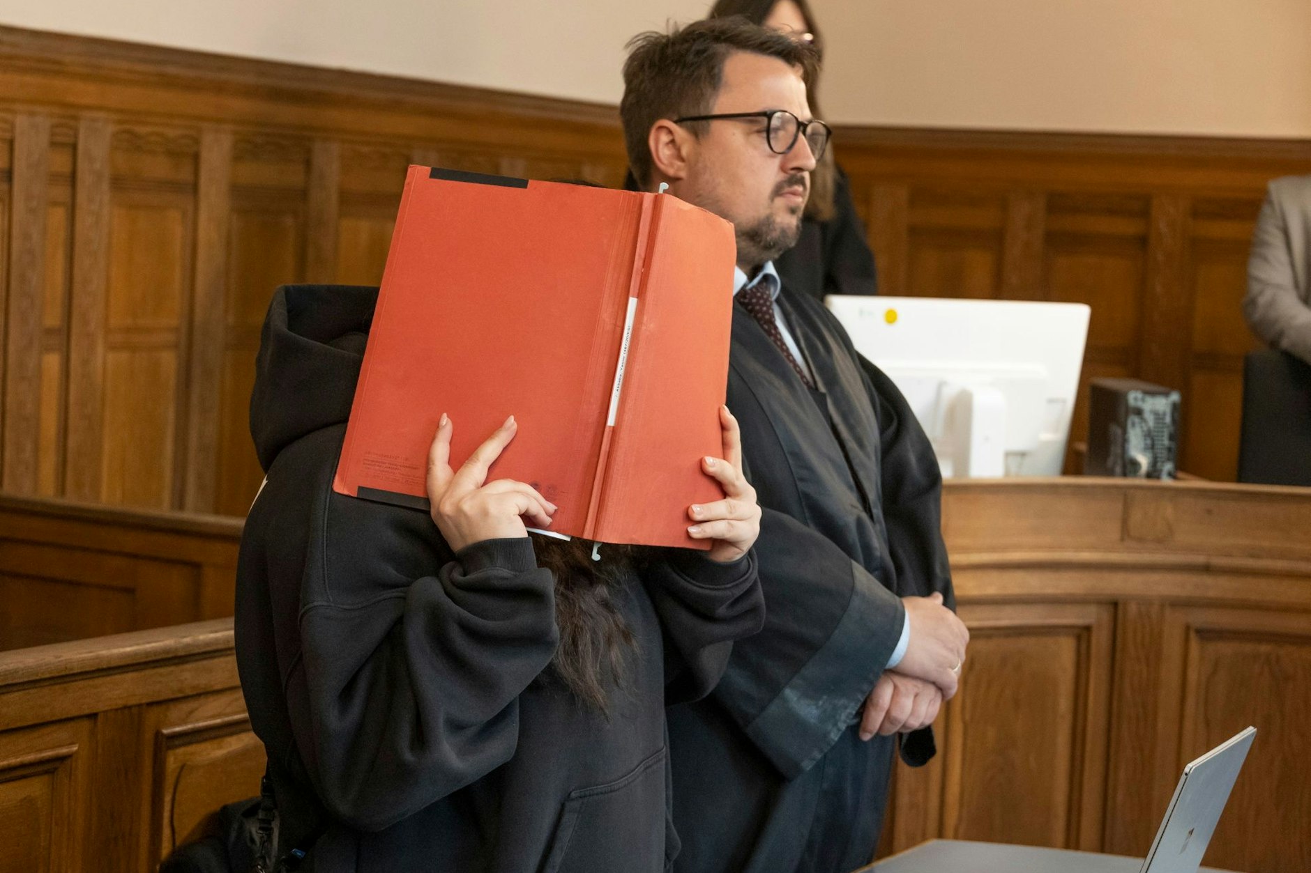 Yesim A. (44) frisierte ihre Noten, deshalb wurde sie jetzt zu einer Bewährungsstrafe verurteilt.