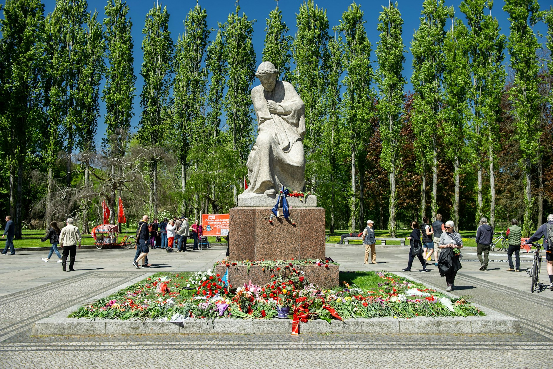 Blumen an der Statue „Mutter Heimat“ am Ehrenmal im Treptower Park
