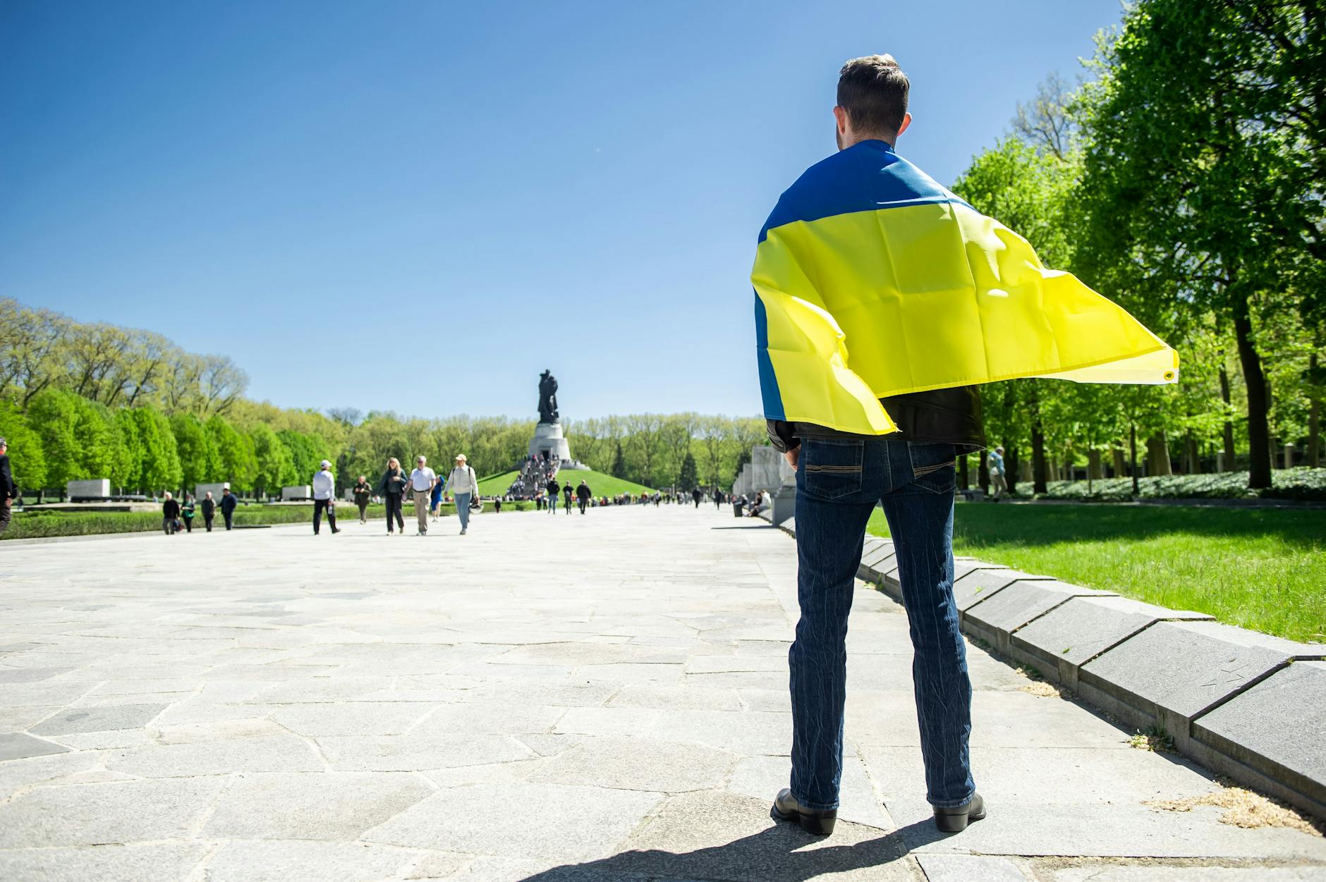 Ein Mann mit einer ukrainischen Flagge
