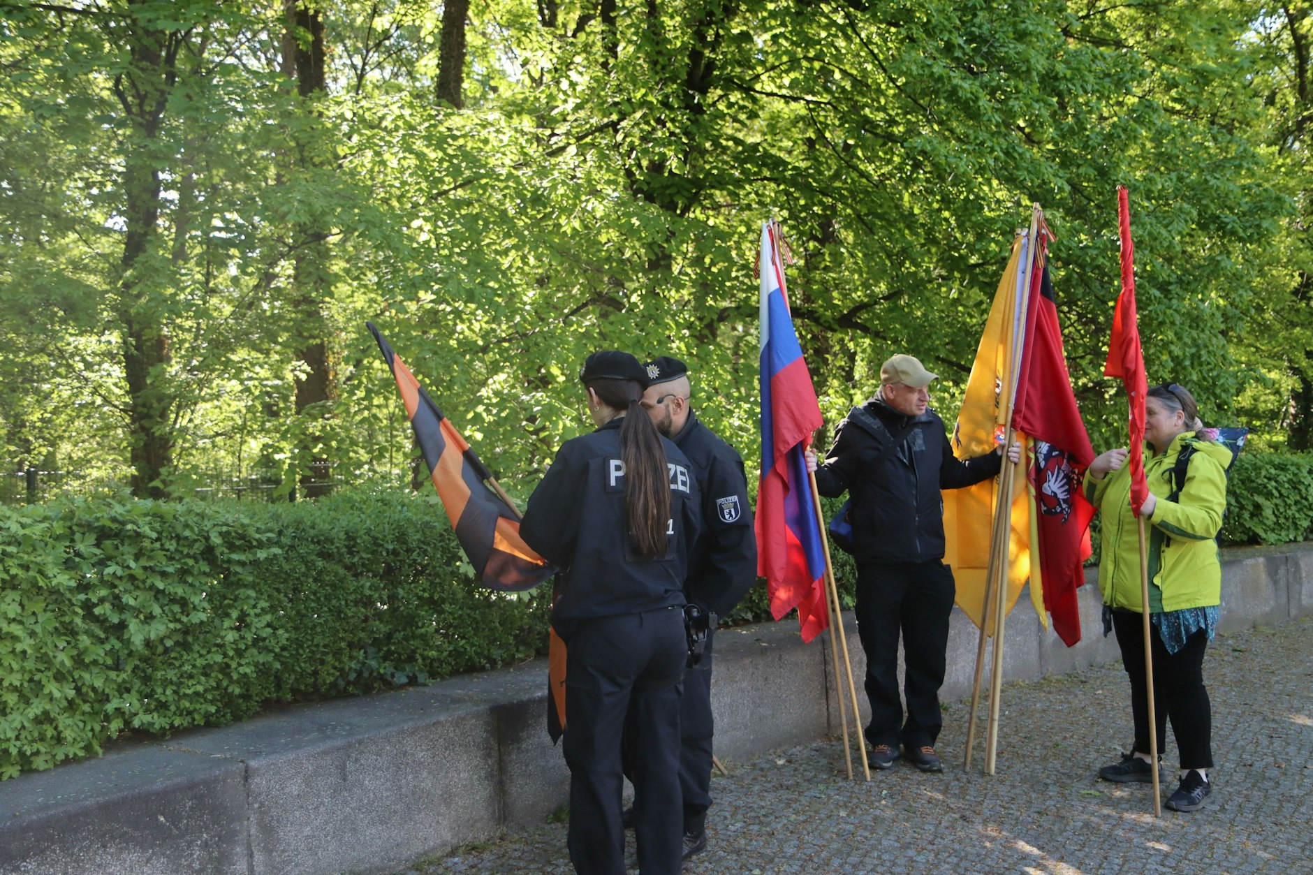 Besucher werden im Treptower Park strikt kontrolliert. Einige mussten Abzeichen, Fahnen, Pins und sogar Halstücher abgeben.