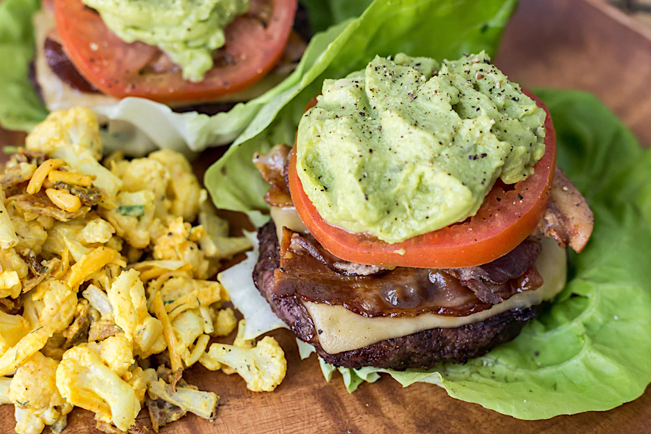 Wer sich Low-Carb ernährt, verzichtet etwa beim Burger auf das Brot.
