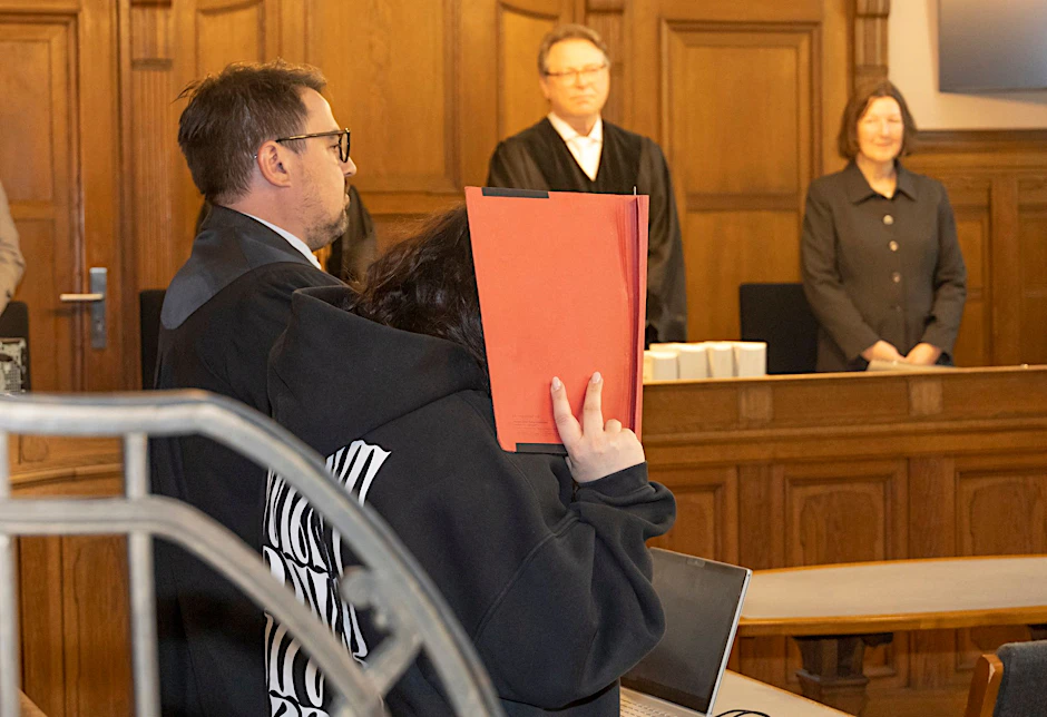 Eine Juristin ist wegen Urkundenfälschung verurteilt worden. Unter Vorlage der gefälschten Zeugnisse hat sie sich in den Jahren 2015 bis 2020 Anstellungen in drei Kanzleien erschwindelt. 