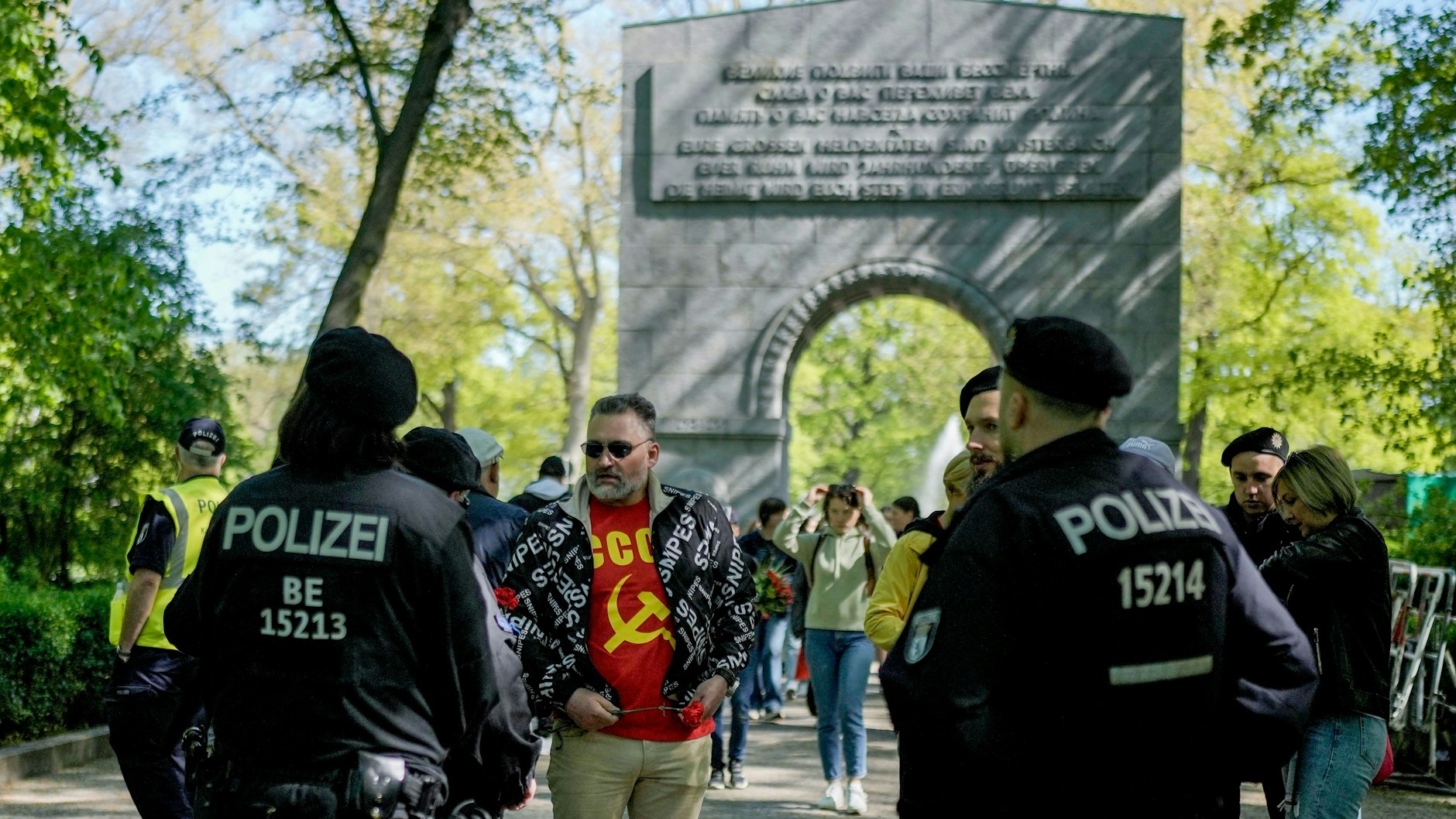 Die Berliner Polizei kontrolliert einen Besucher des Gedenkens am Treptower Park.