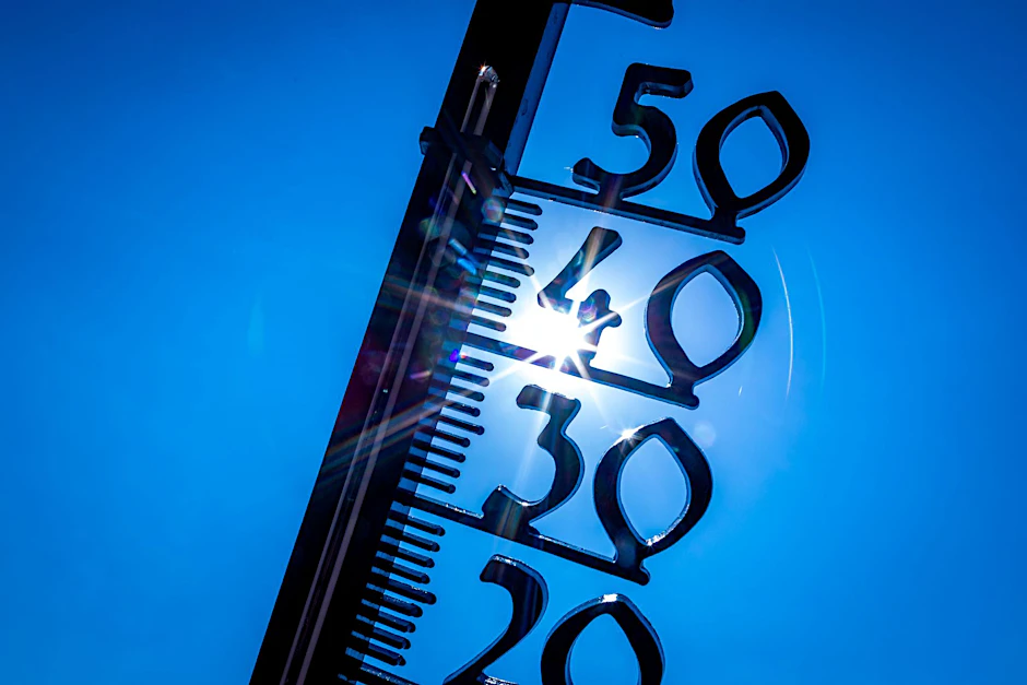 ARCHIV - Ein Außenthermometer zeigt knapp 40 Grad an: Die Welt muss sich nach einer Prognose wegen des nahenden Klimaphänomens El Niño bereits in diesem Jahr auf eine weitere Temperatursteigerung einstellen.  
