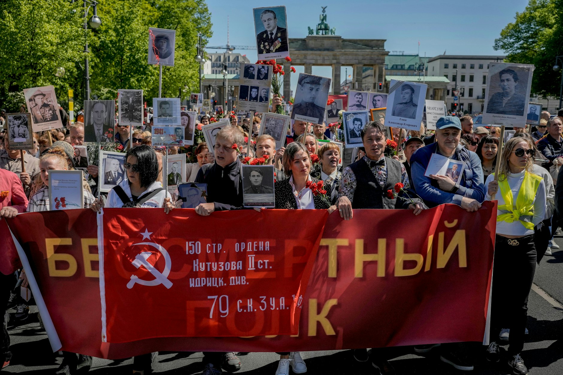 Protestierende beim Gedenkmarsch zum 9. Mai in Berlin.