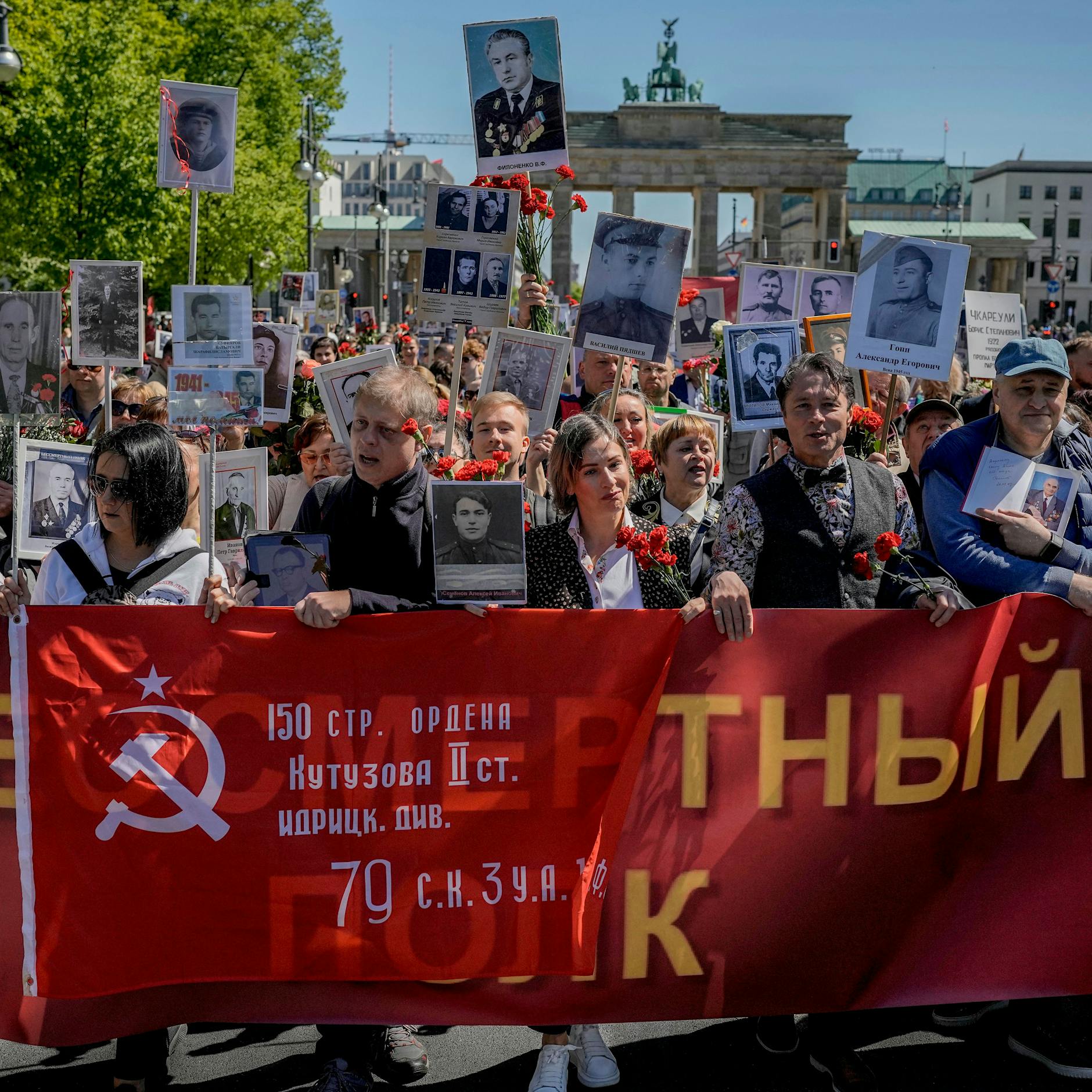 Liveticker 9. Mai: Nachtwölfe an Ehrenmal mit „Russland“-Rufen begrüßt +++ Uwe Steimle bei Gedenken