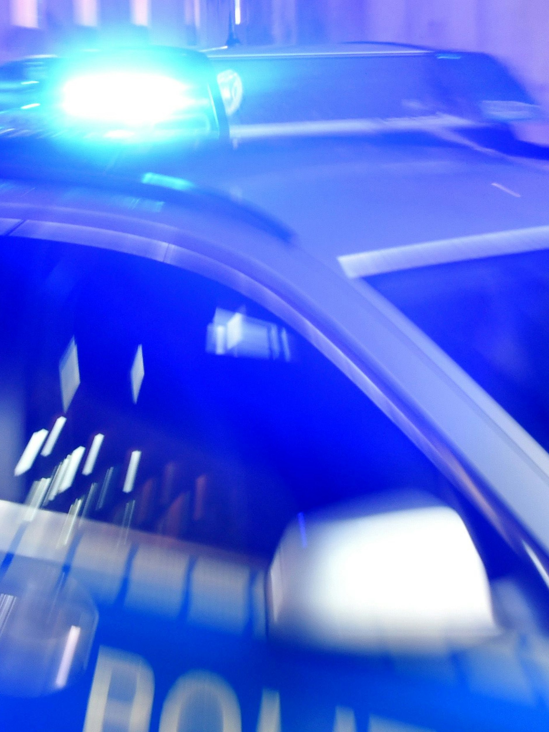 Ein Streifenwagen der Polizei steht mit eingeschaltetem Blaulicht auf der Straße (Symbolbild).