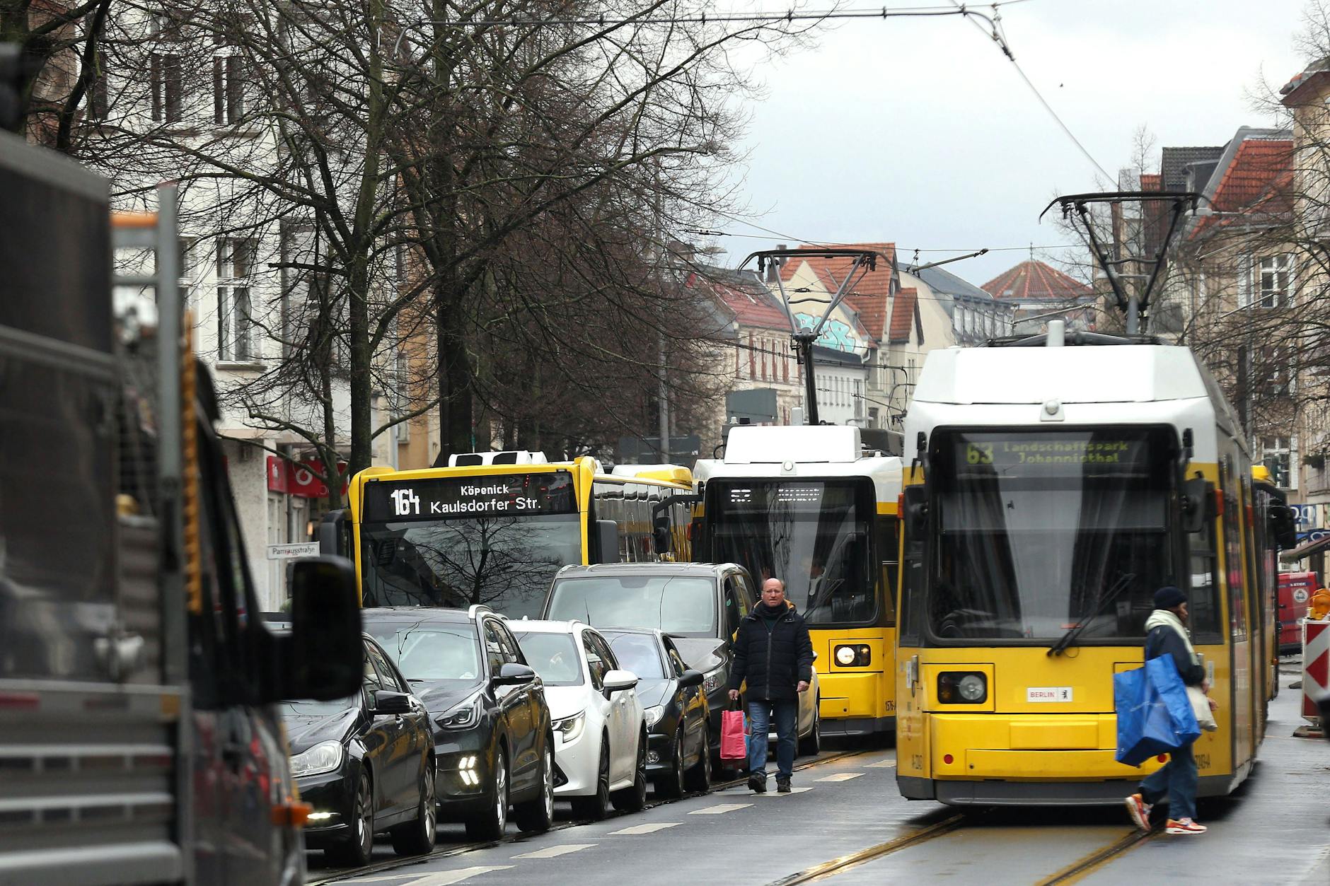 Ein ganz normaler Tag in der Bahnhofstraße in Köpenick: Autos und Lieferfahrzeuge stauen sich. Mittendrin stehen Straßenbahnen und Busse. So könnte das noch lange weitergehen.