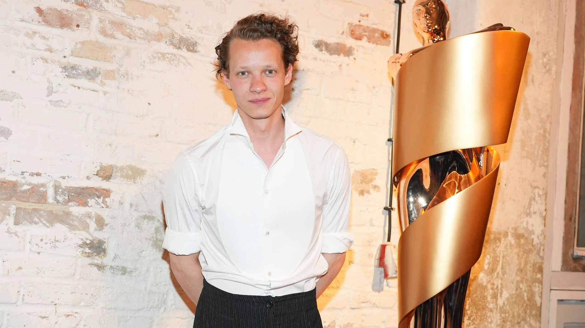 Der Netflix-Star ist haushoher Favorit beim diesjährigen Deutschen Filmpreis. Hier steht er neben einer goldenen XXL-Lola.