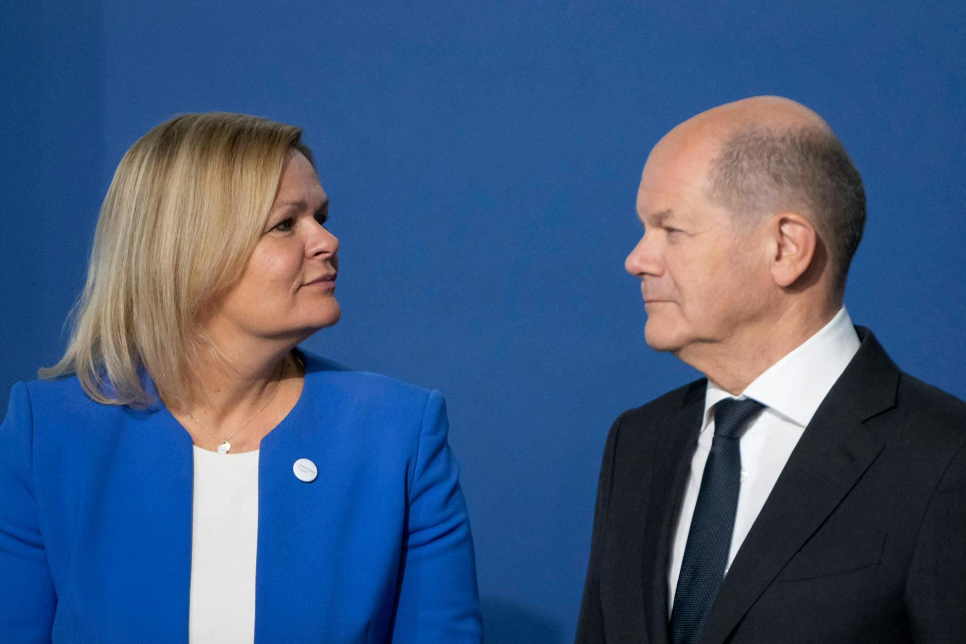 Nancy Faeser im Gepräch mit Kanzler Olaf Scholz