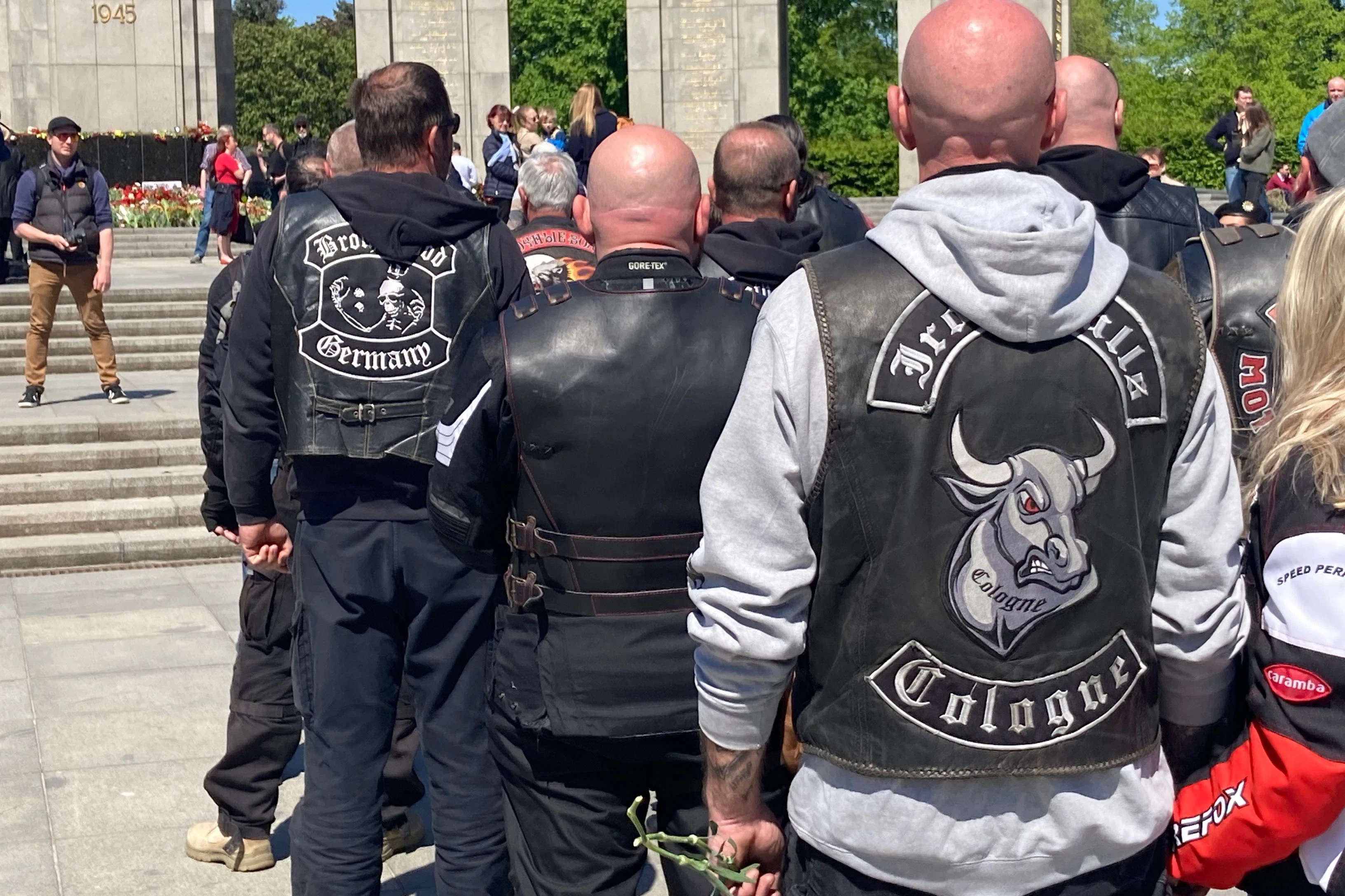 Auch Rocker aus Deutschland sind am Ehrenmal.