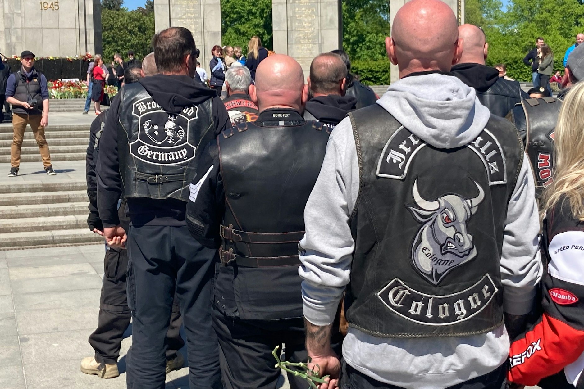 Auch Rocker aus Deutschland sind am Ehrenmal.