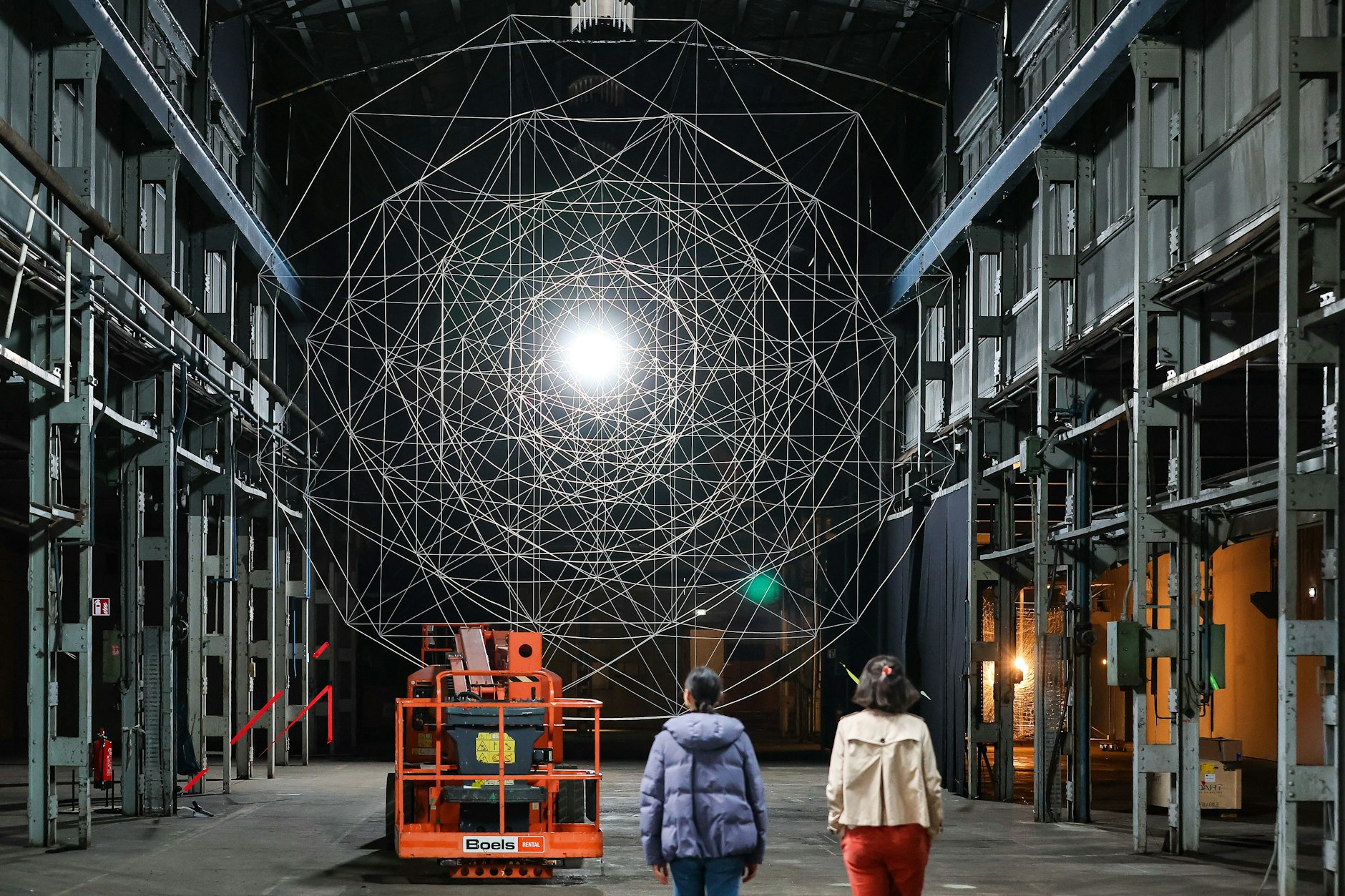 Zwei Frauen betrachten die Installation „Entanglement is a Fragile State“ (Ivana Franke) in der Ausstellung „Dimensions“ in den Pittlerwerken.