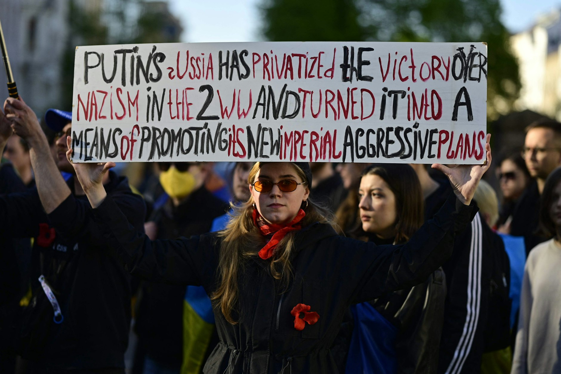 Ein Protestplakat behauptet, Russland habe den sowjetischen Sieg über Nazismus im Zweiten Weltkrieg für sich beansprucht - und nutze diesen jetzt aus, um den Angriffskrieg in der Ukraine zu rechtfertigen.