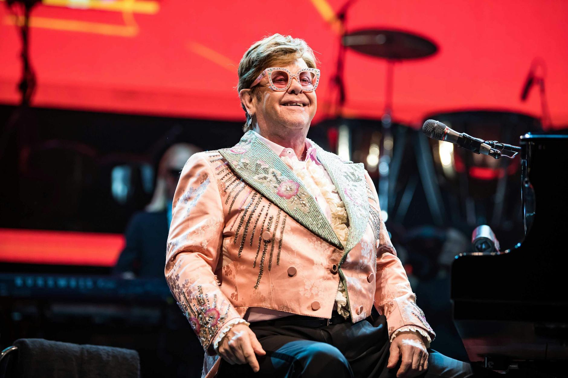 Elton John während des Konzerts in der Mercedes-Benz Arena