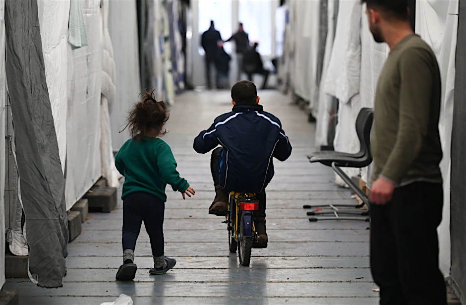 ARCHIV - Kinder spielen im Zelt einer provisorischen Flüchtlingsunterkunft im hessischen Bensheim.  