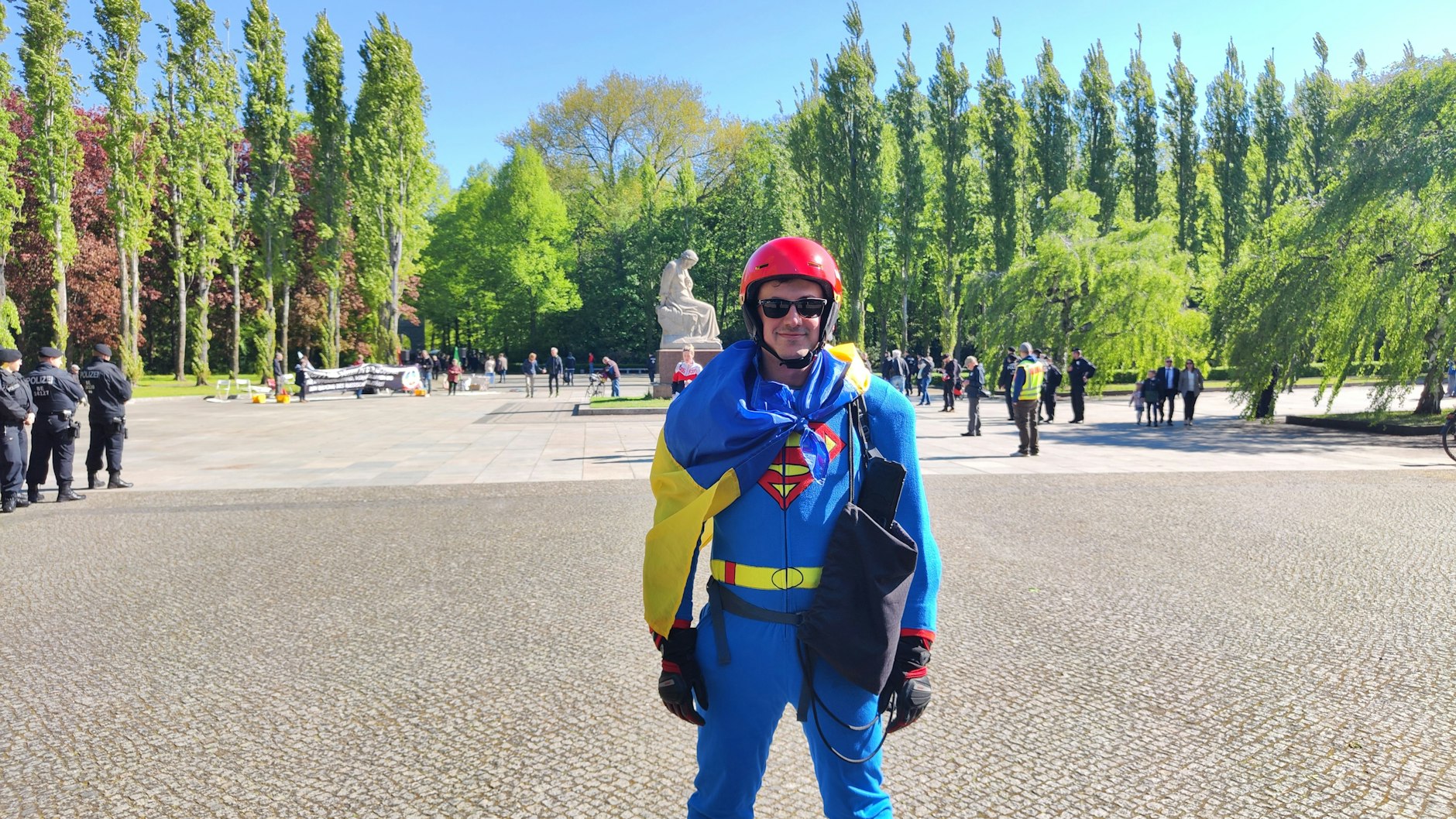 Superman kam mit ukrainischer Flagge zum Ehrenmal.