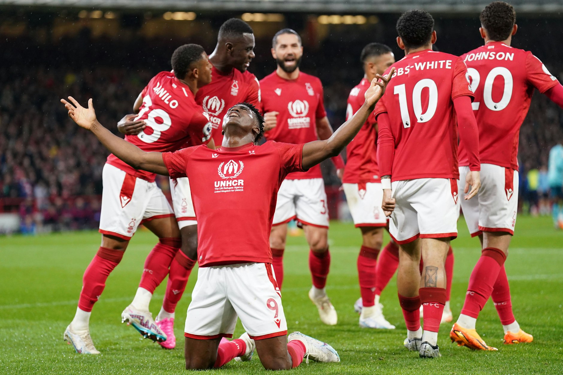 Taiwo Awoniyi bejubelt einen seiner beiden Treffer für Nottingham Forest beim 4:3-Erfolg gegen den FC Southampton.