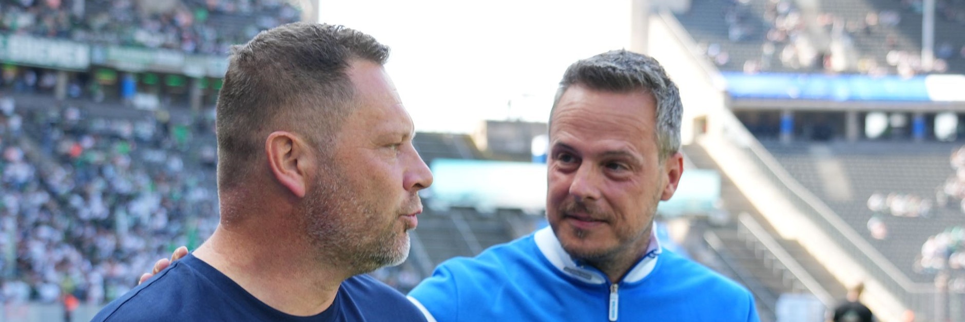 Kay Bernstein – hier im Gespräch mit Chefcoach Pal Dardai – steht eine unruhige Mitgliederversammlung bei Hertha BSC bevor.
