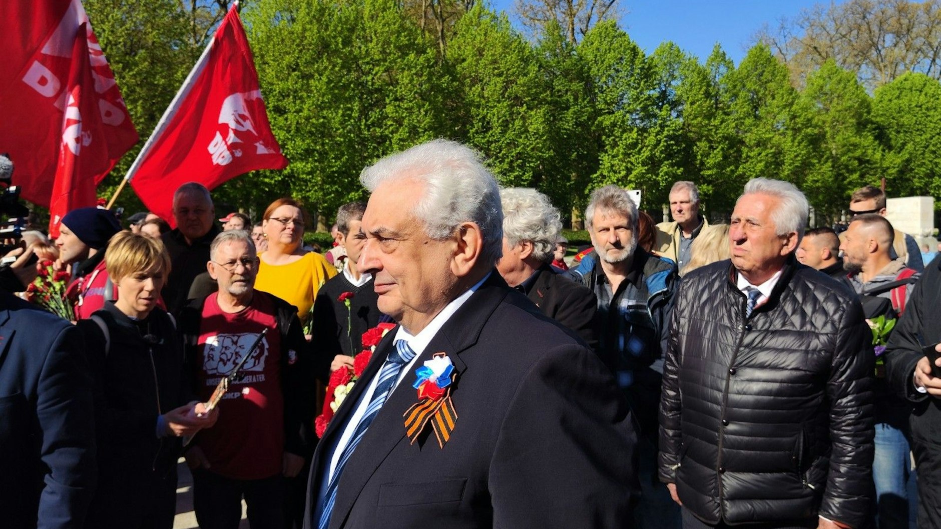 Egon Krenz (rechts) gedachte in Treptow gemeinsam mit dem russischen Botschafter Sergej Netschajew.