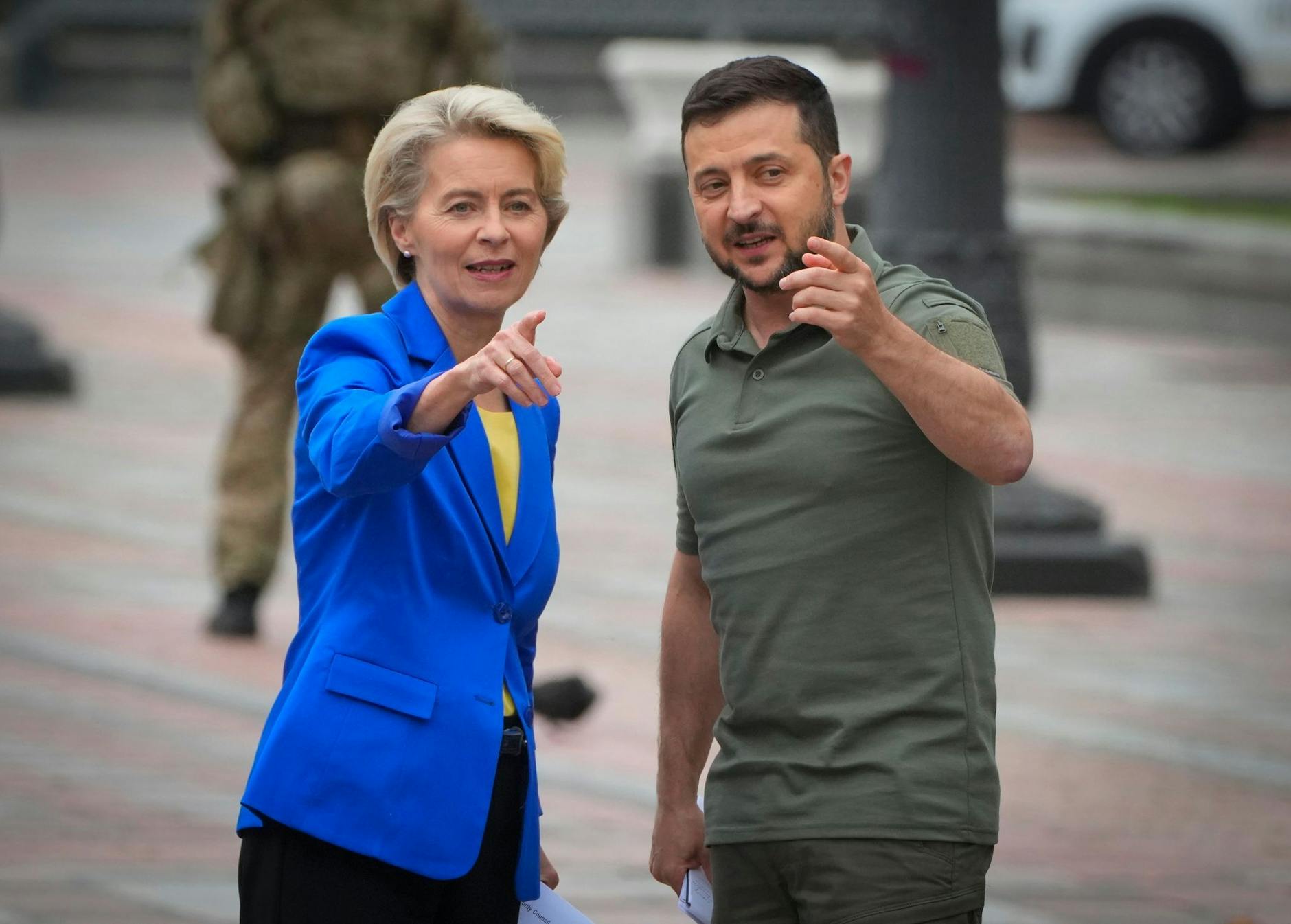 ARCHIV - Wolodymyr Selenskyj (r), Präsident der Ukraine, und Ursula von der Leyen, Präsidentin der Europäischen Kommission, während ihres Treffens in Kiew.