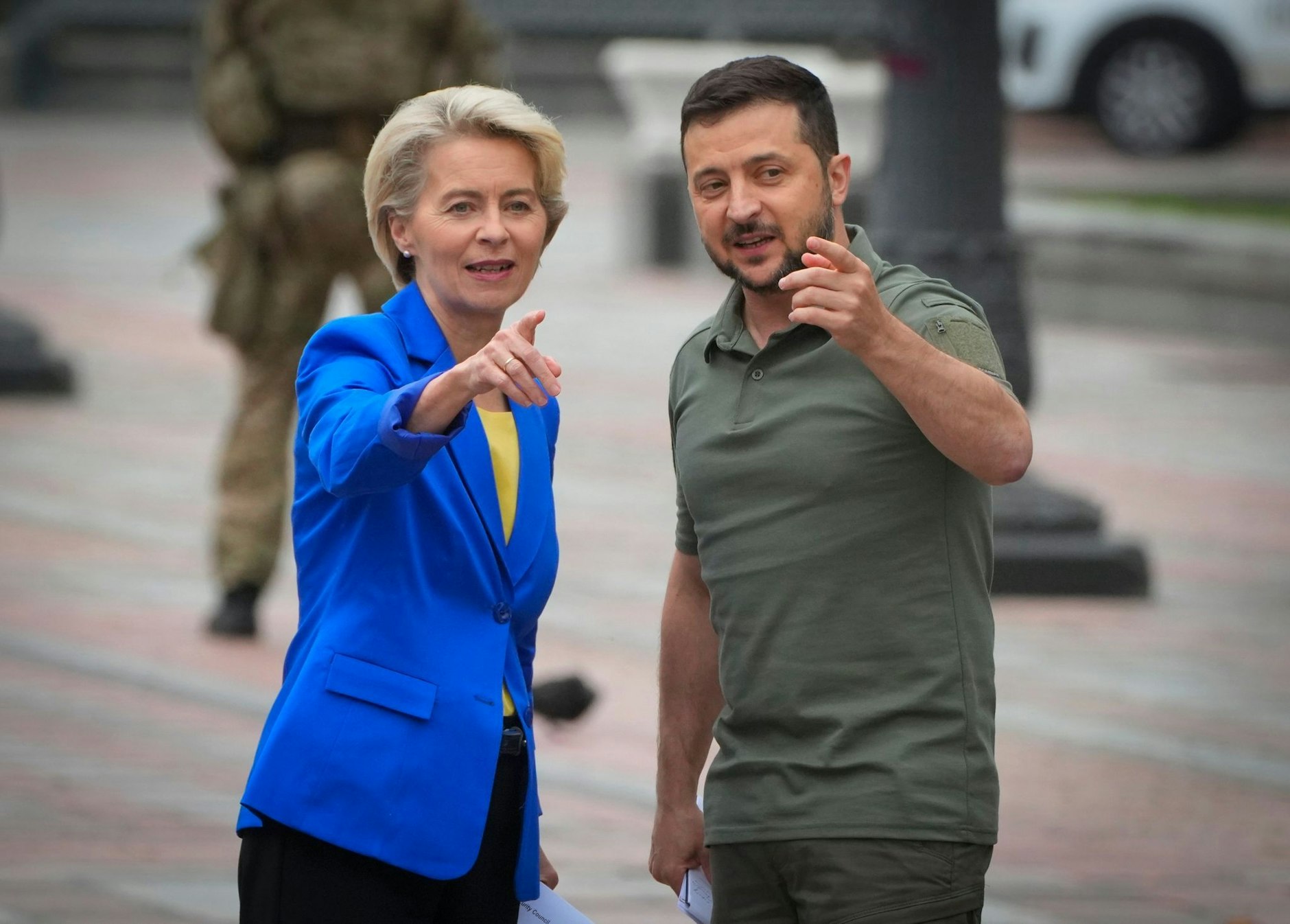 ARCHIV - Wolodymyr Selenskyj (r), Präsident der Ukraine, und Ursula von der Leyen, Präsidentin der Europäischen Kommission, während ihres Treffens in Kiew.  