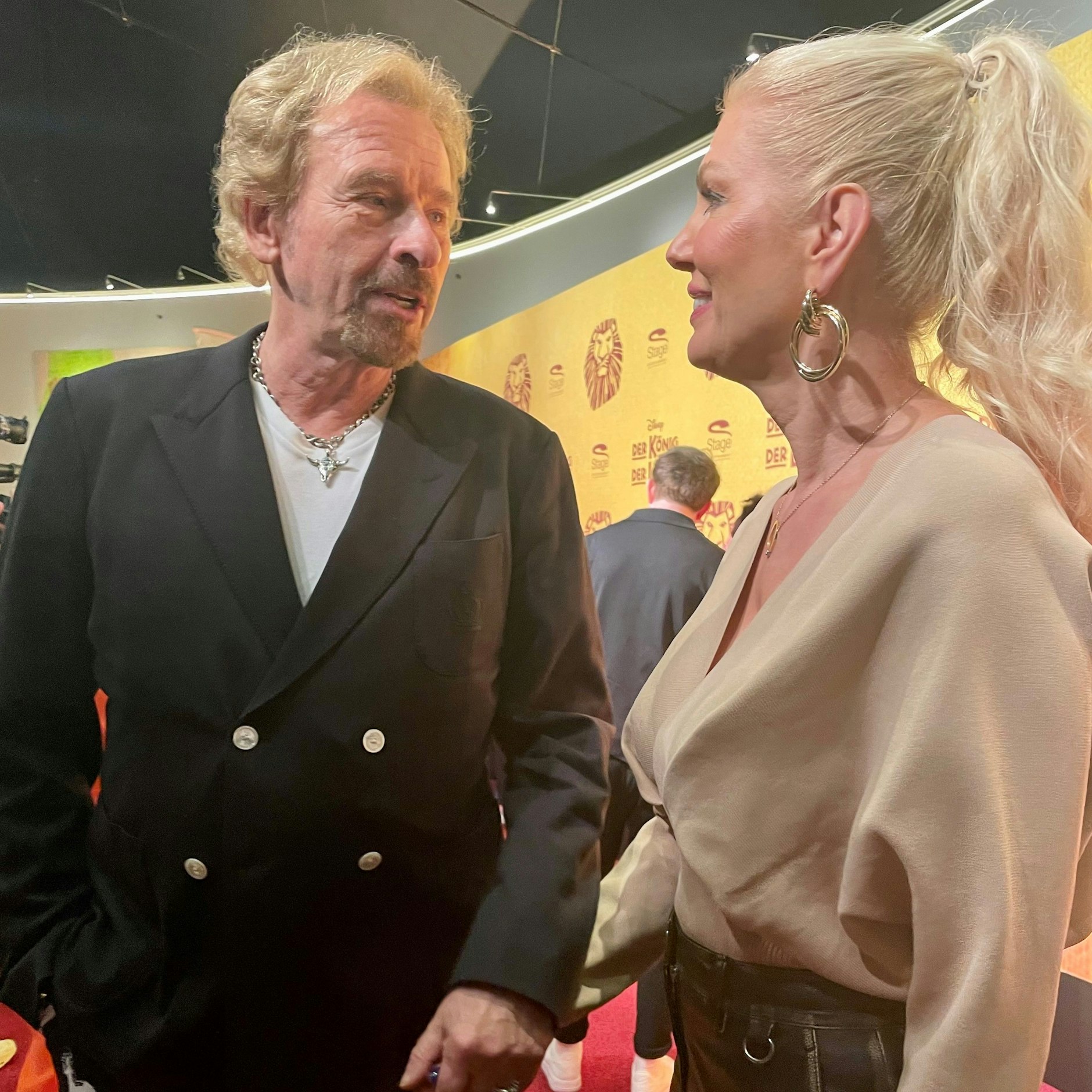 Thomas Gottschalk und seine Partnerin Karina waren am Abend der „König der Löwen“-Gala heiß begehrt.