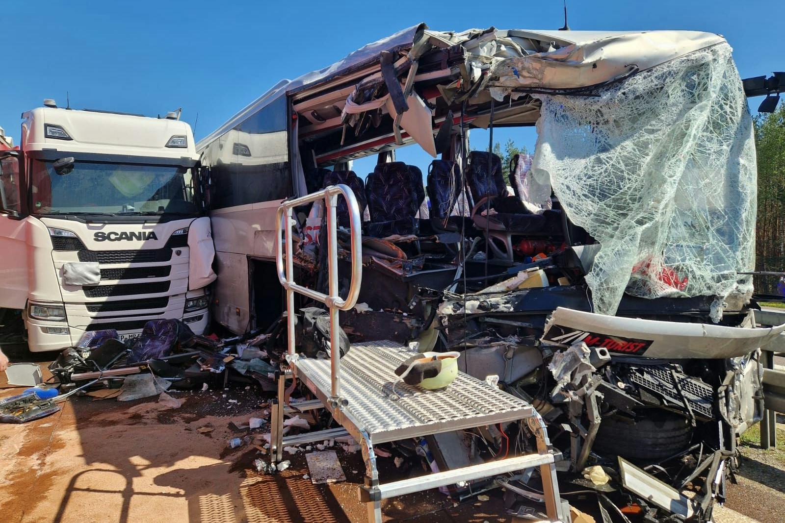 Bei dem Unfall auf der A12 zwischen Storkow und Friedersdorf wurden 57 Menschen verletzt. Die Vorderfront des Busses ist stark deformiert und zertrümmert.