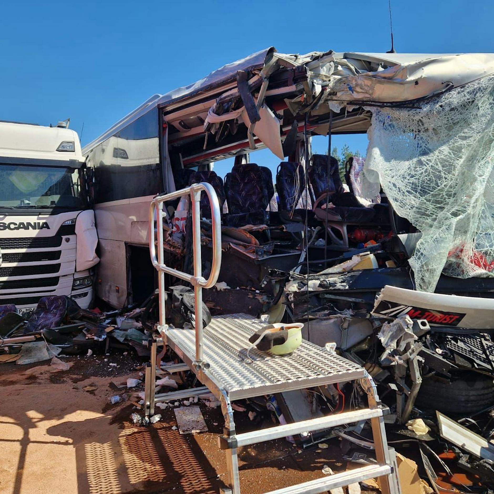 Horror-Crash auf der A12: Gefahrgut-Transporter kracht in Bus - Schwerverletzte!