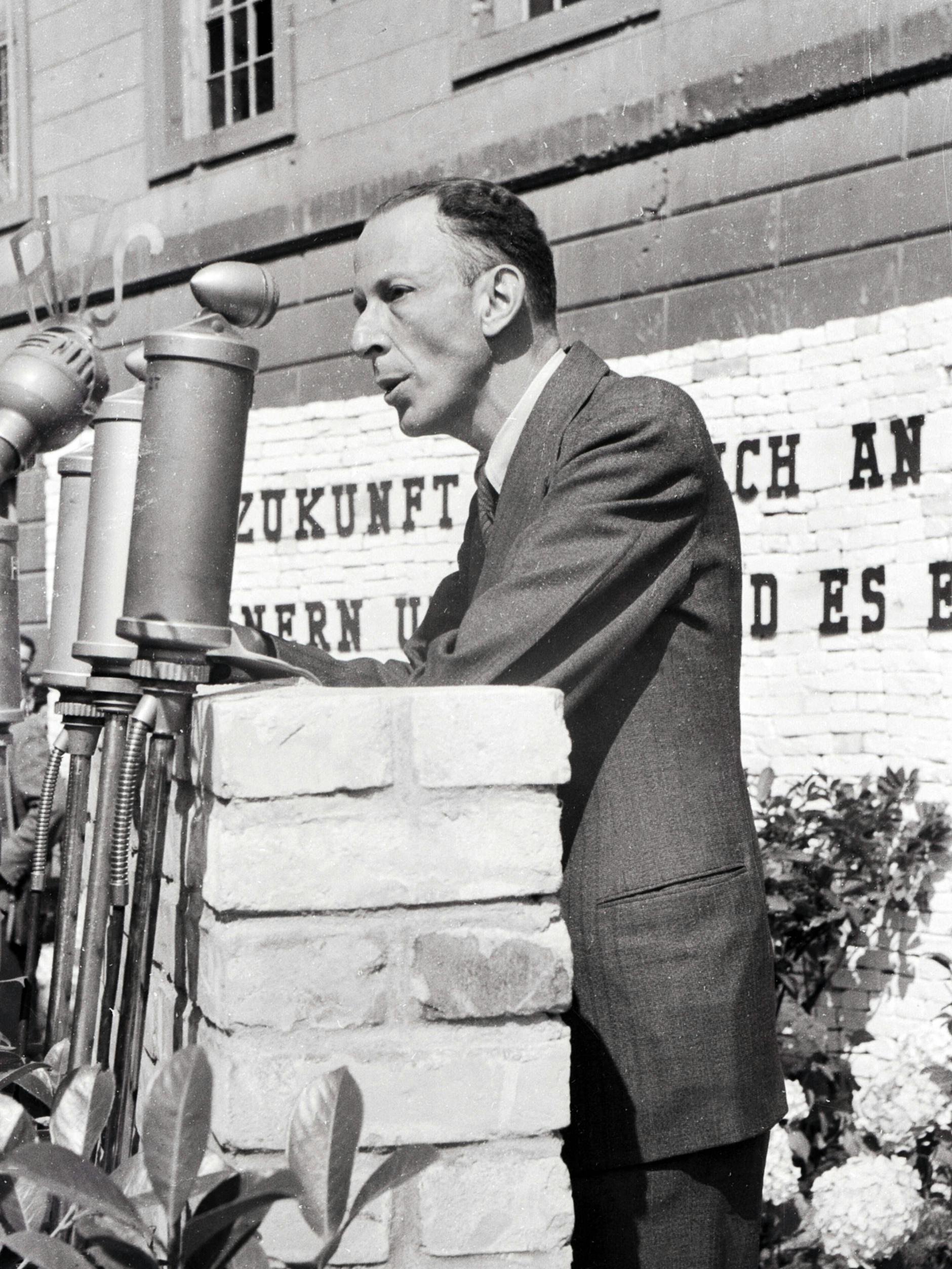 Alfred Kantorowicz spricht auf einer Kundgebung vor der Humboldt-Universität in Berlin am 10. Mai 1947.