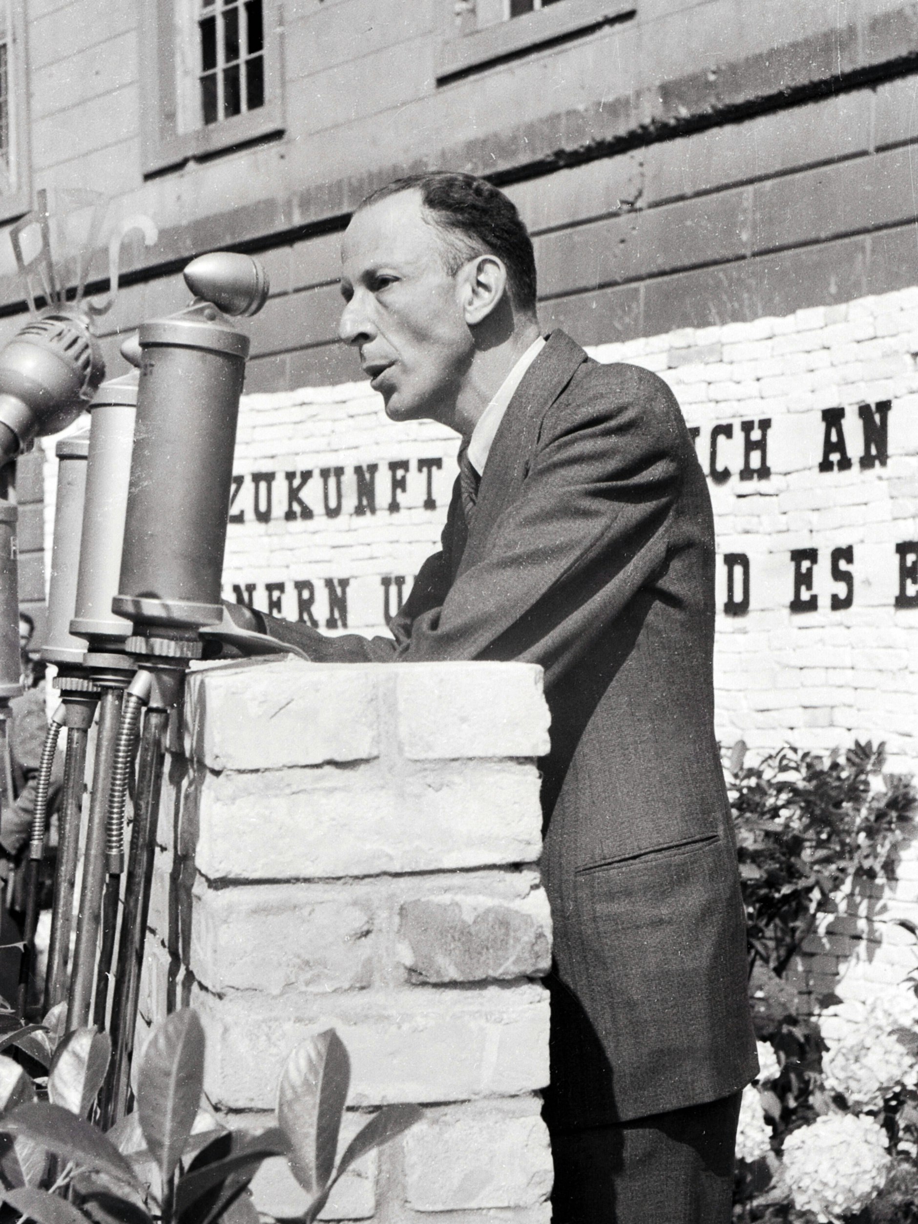 Alfred Kantorowicz spricht auf einer Kundgebung vor der Humboldt-Universität in Berlin am 10. Mai 1947.