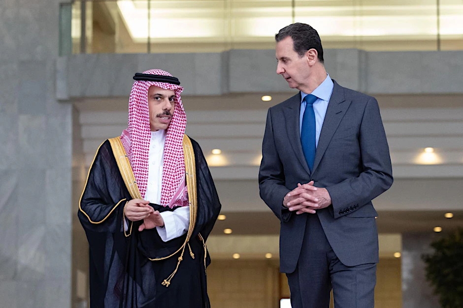 HANDOUT - Syrien Machthaber Baschar al-Assad empfängt Faisal bin Farhan, Außenminister von Saudi-Arabien.   Press Agency/dpa