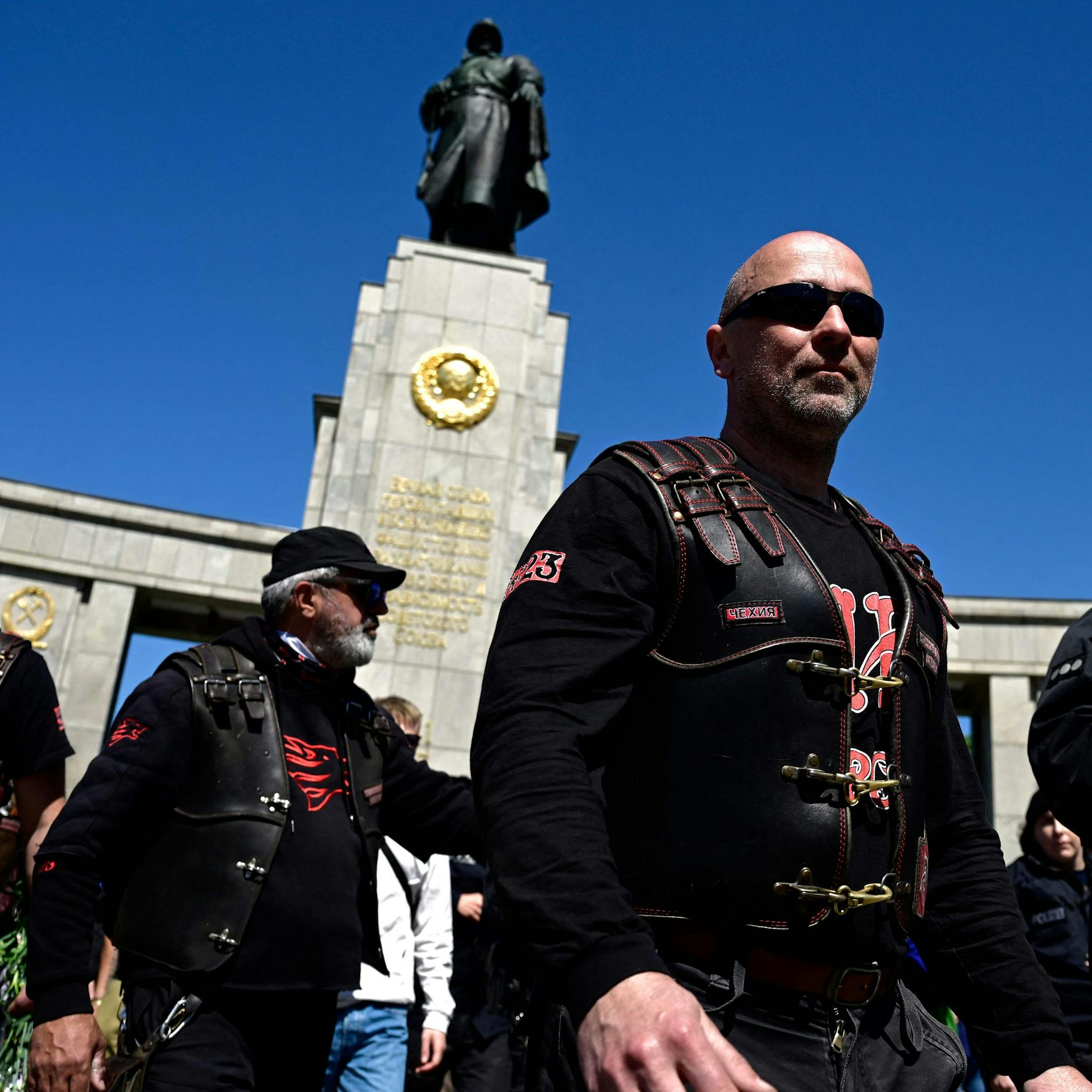 Image - 9. Mai: Nachtwölfe in Berlin mit Applaus empfangen, Ukrainer werden beschimpft