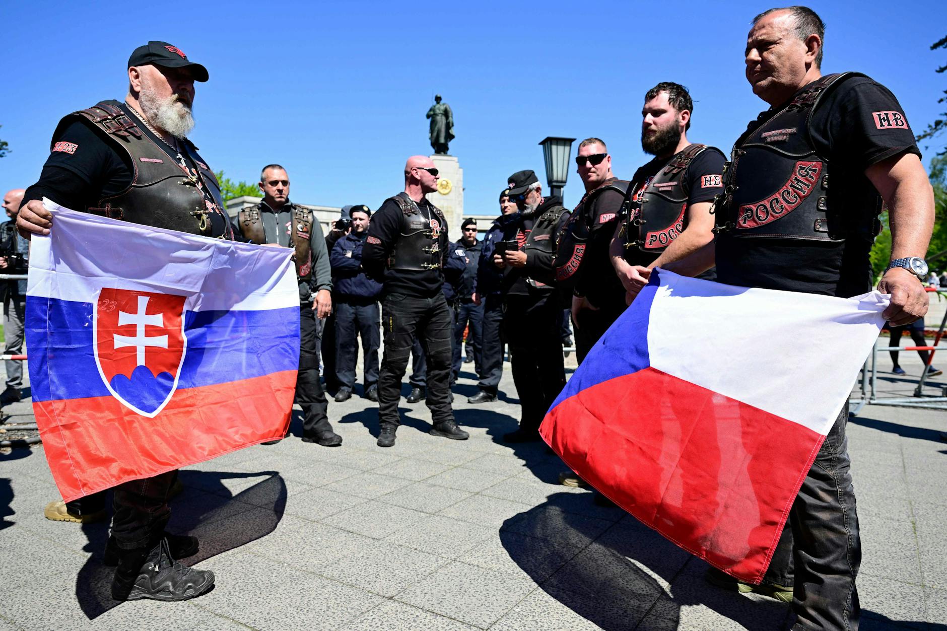 Tschechische Nachtwölfe-Anhänger am Sowjetischen Ehrenmal