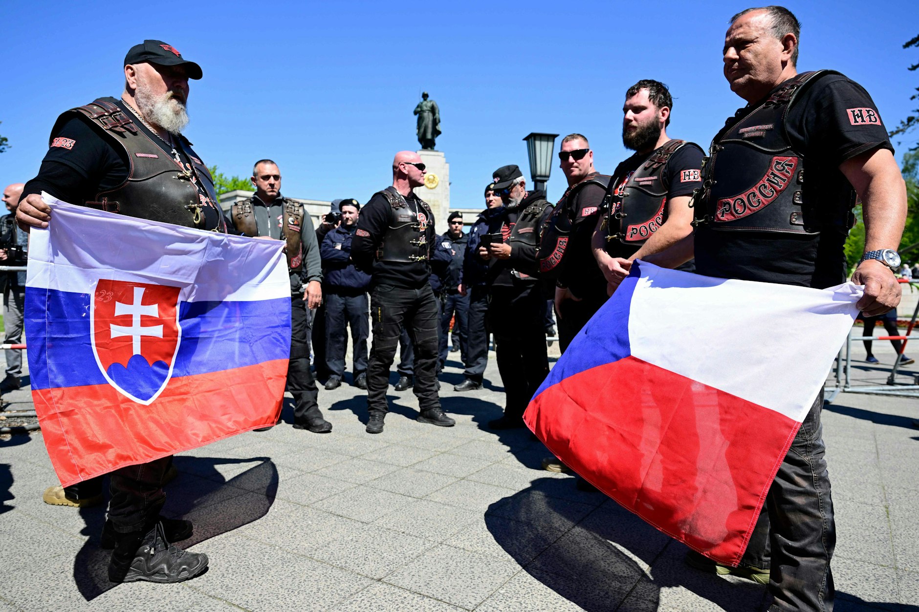 Tschechische Nachtwölfe-Anhänger am Sowjetischen Ehrenmal