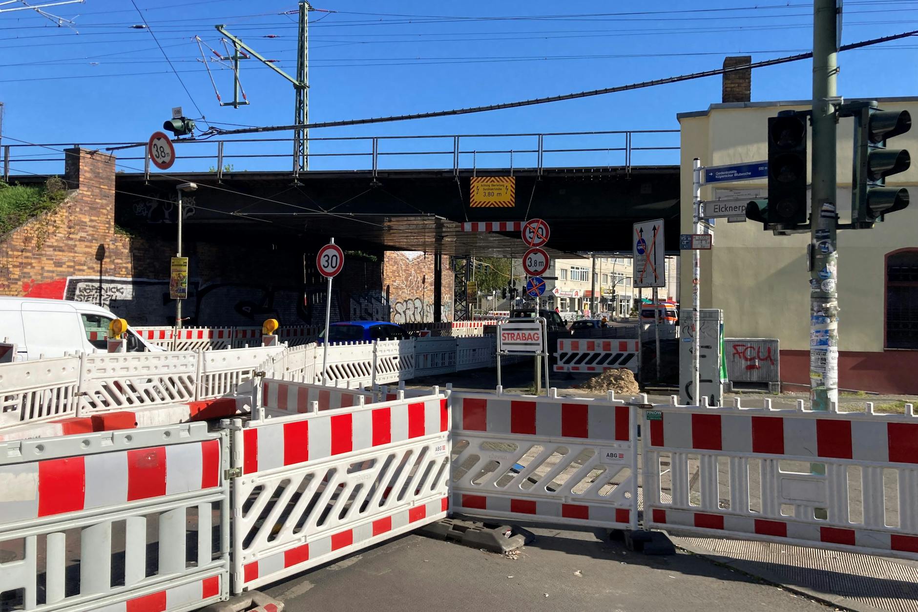 Das Nadelöhr: Unter der Bahnbrücke am S-Bahnhof Köpenick wurde die Durchfahrt der Bahnhofstraße verengt. Bauarbeiter sieht man hinter den Absperrungen so gut wie nie.