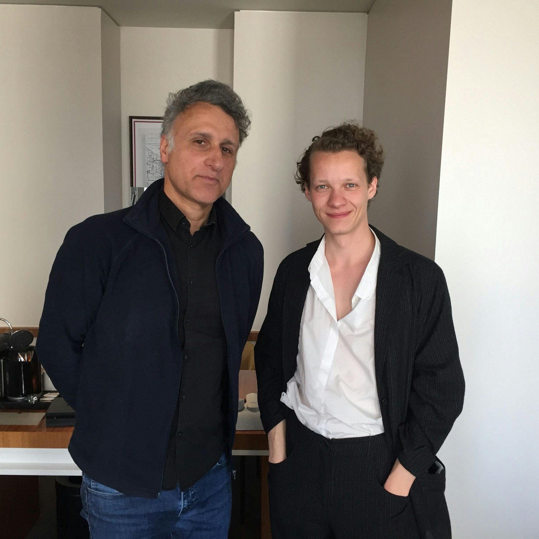 KURIER-Redakteur Karim Mahmoud beim Interview-Termin mit Netflix-Star Felix Kammerer im Hotel Dorint Kurfürstendamm Berlin.