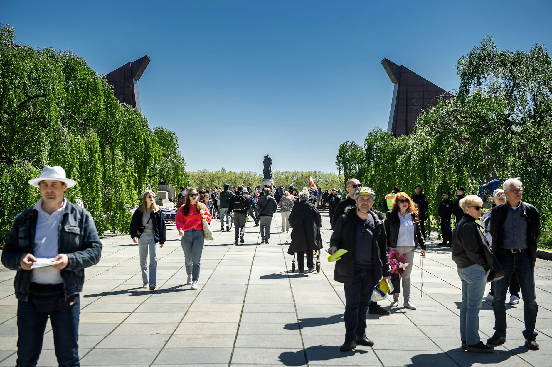 Besucher des Sowjetischen Ehrenmals in Berlin-Treptow
