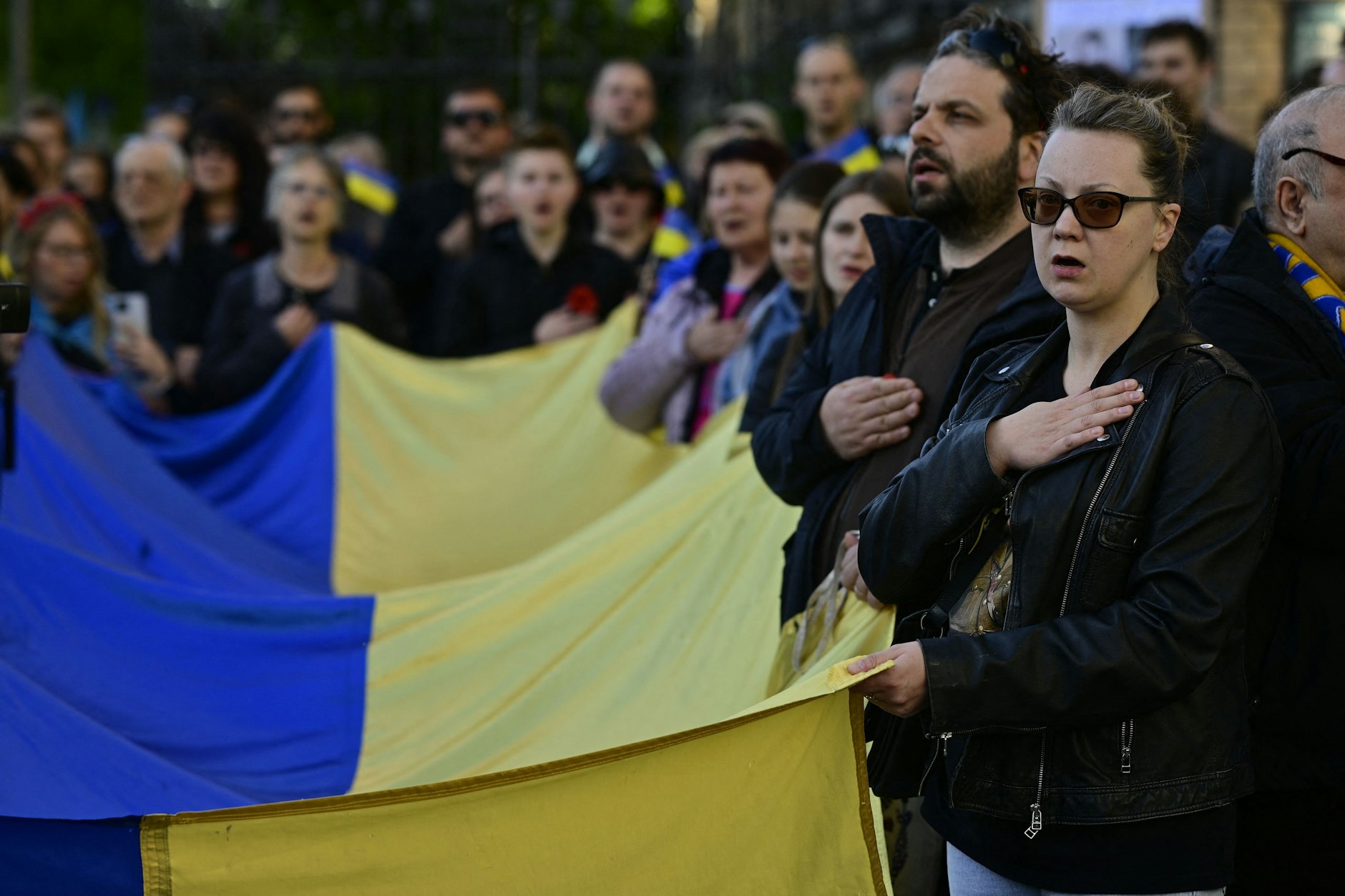 Ukrainer in Berlin singen ihre Nationalhymne als Teil der Gedenkveranstaltung des Vereins Vitsche zum Tag der Befreiung.
