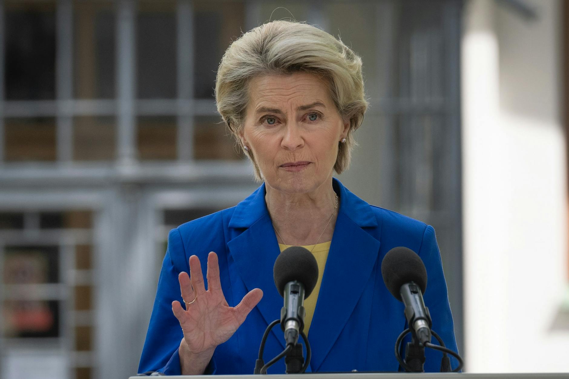 Ursula von der Leyen, Präsidentin der Europäischen Kommission, spricht auf einer Pressekonferenz mit dem ukrainischen Präsidenten Selenskyj.